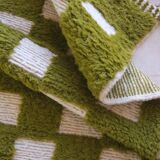 Green checkered rug - 288 x 184 cm