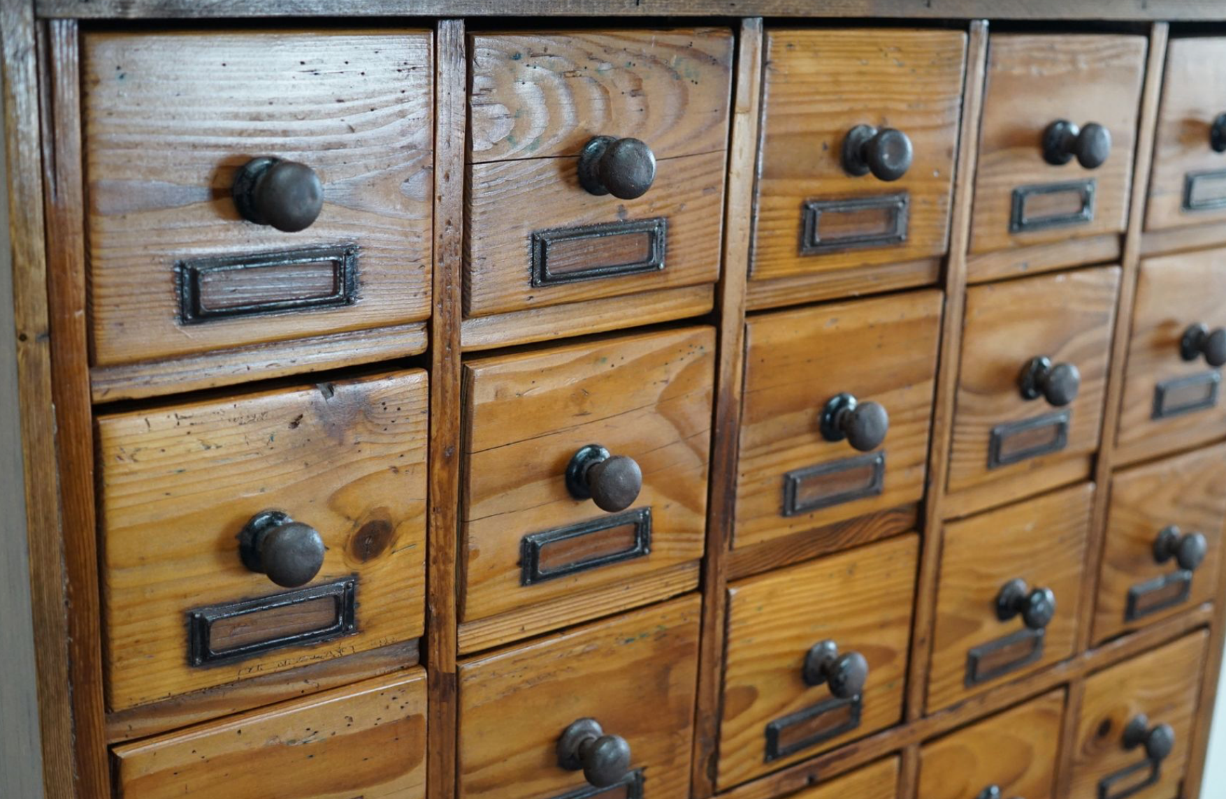 Armoire d'apothicaire Allemande en pin 1930s