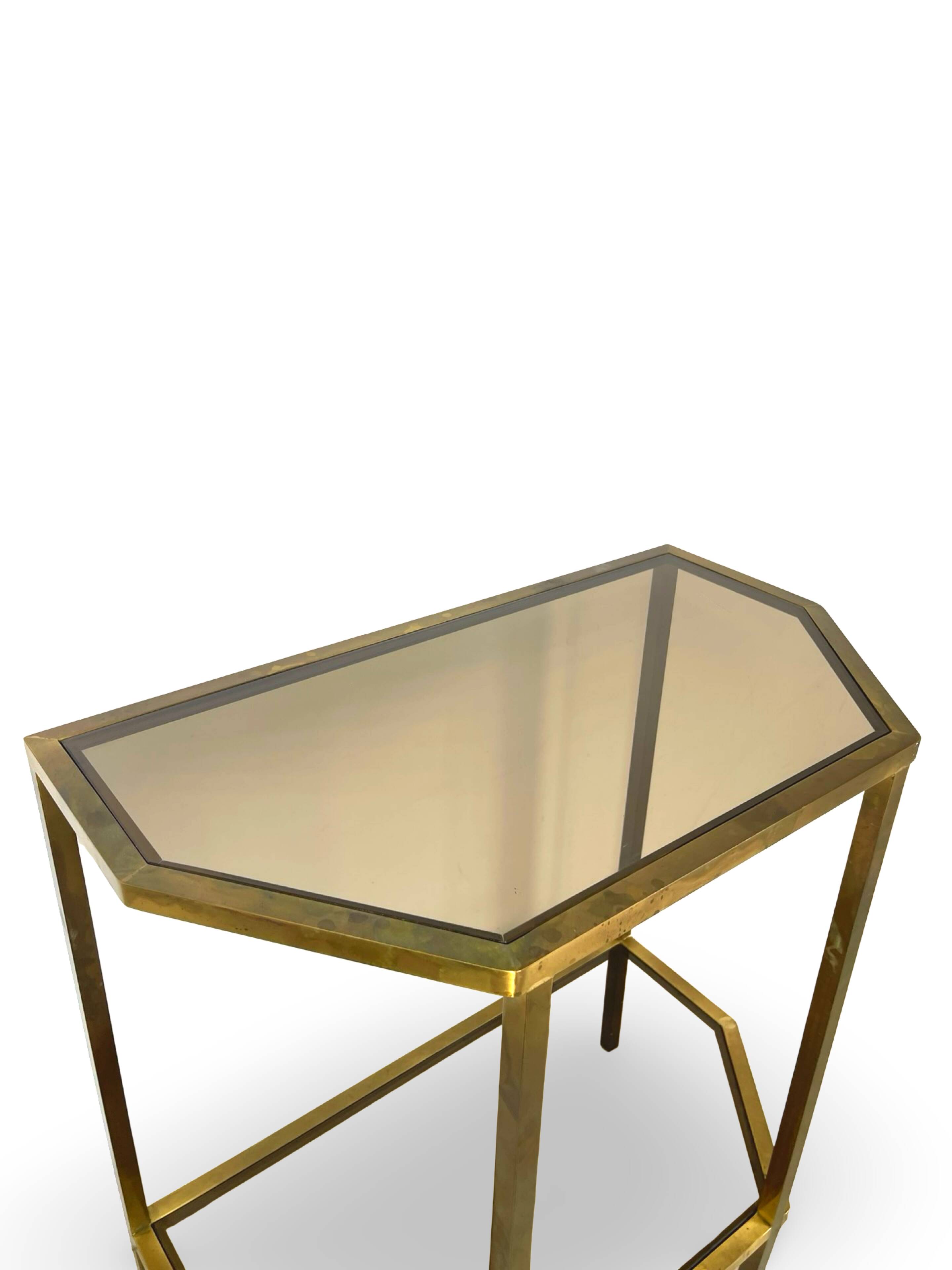 Table d'appoint italienne demi-hexagonale en laiton des années 1970.