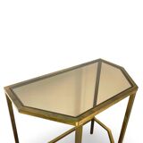 Table d'appoint italienne demi-hexagonale en laiton des années 1970.