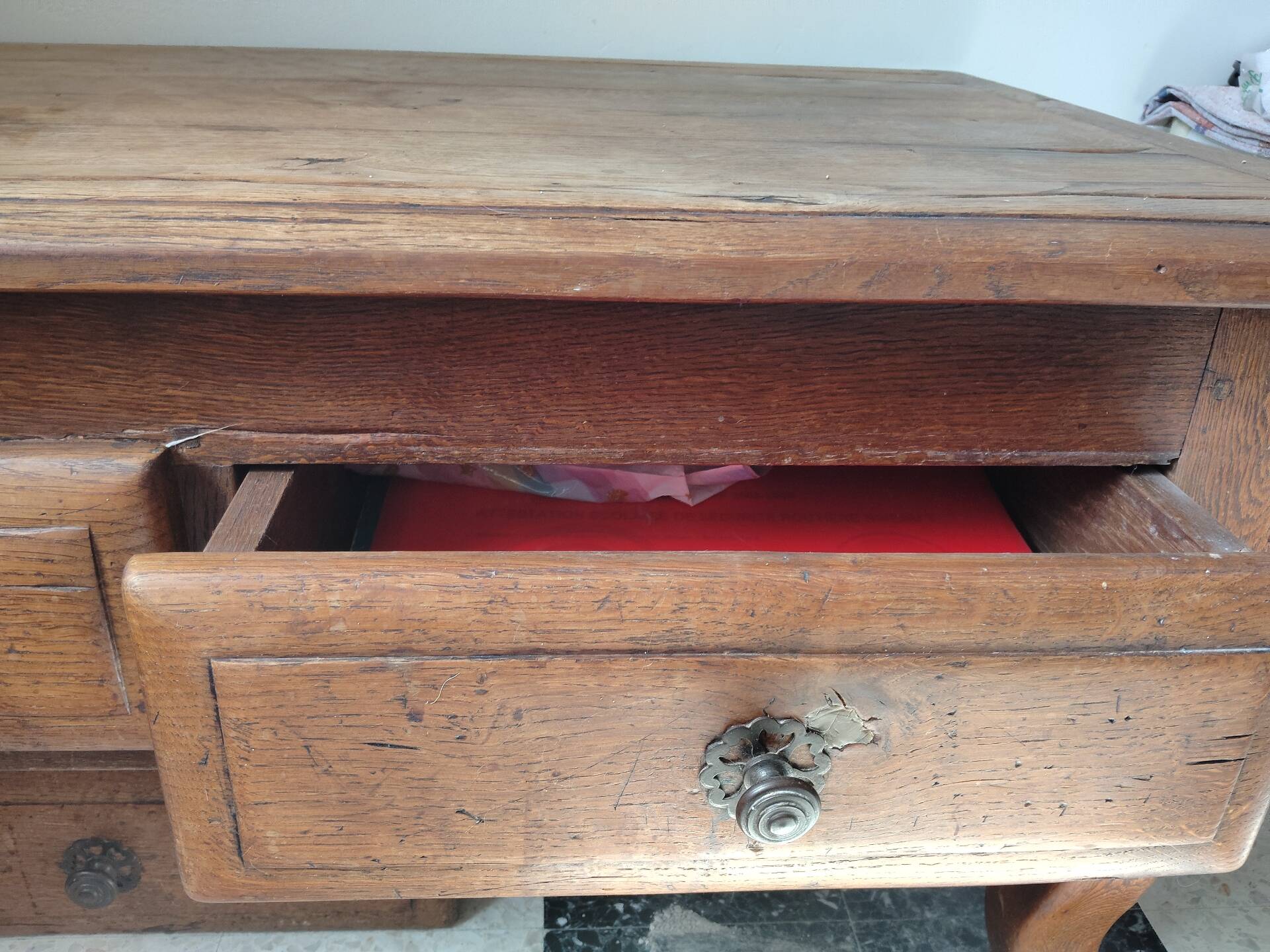 Rustic oak coffee table – Apothecary spirit – 19th century
