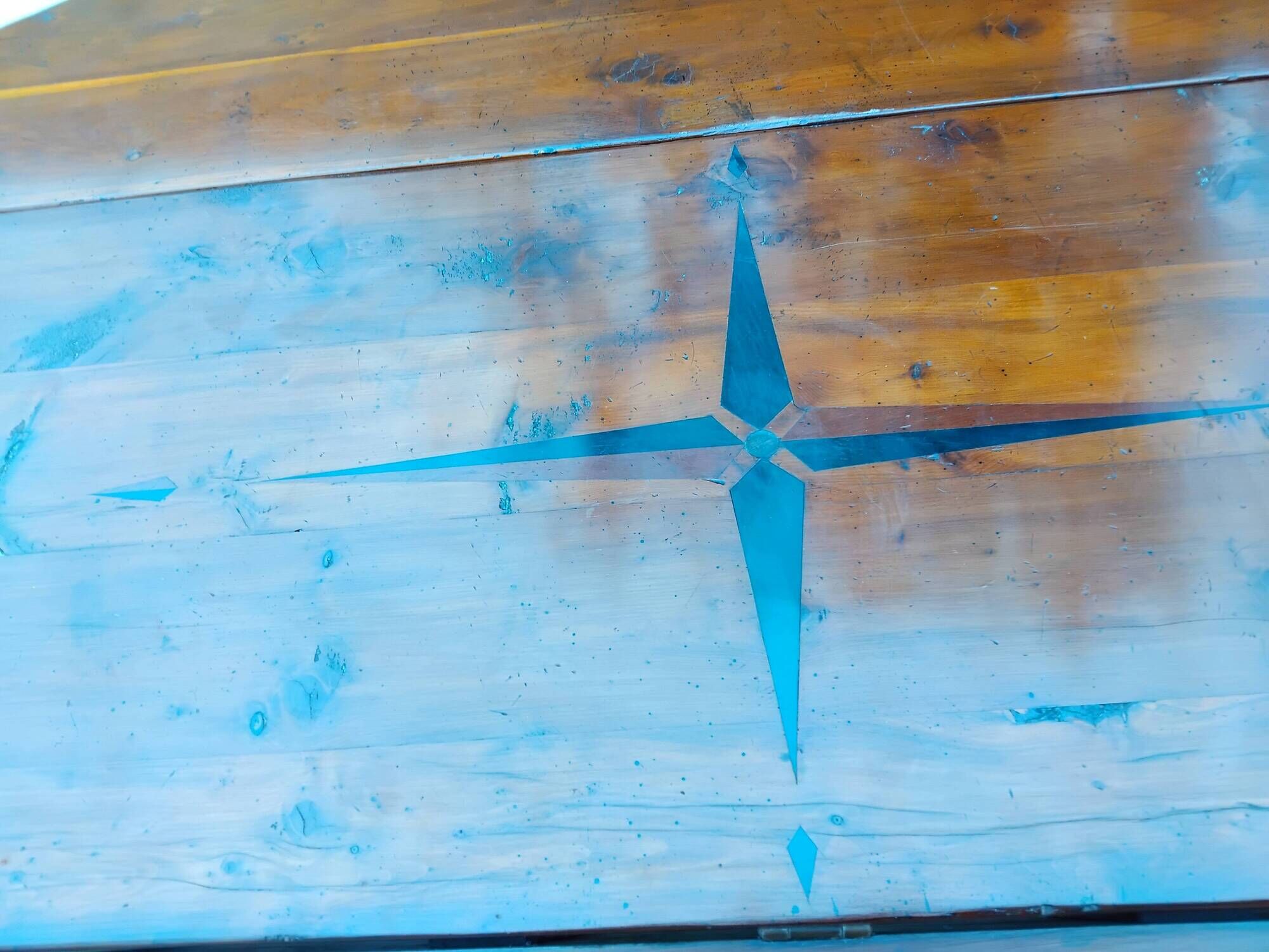 Antique large Gateleg table from the 16th century, oak with marquetry of a rose of the winds.