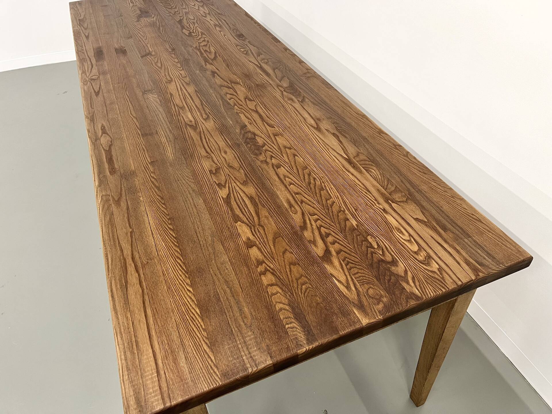Farmhouse table with spindle legs in solid beech and ash