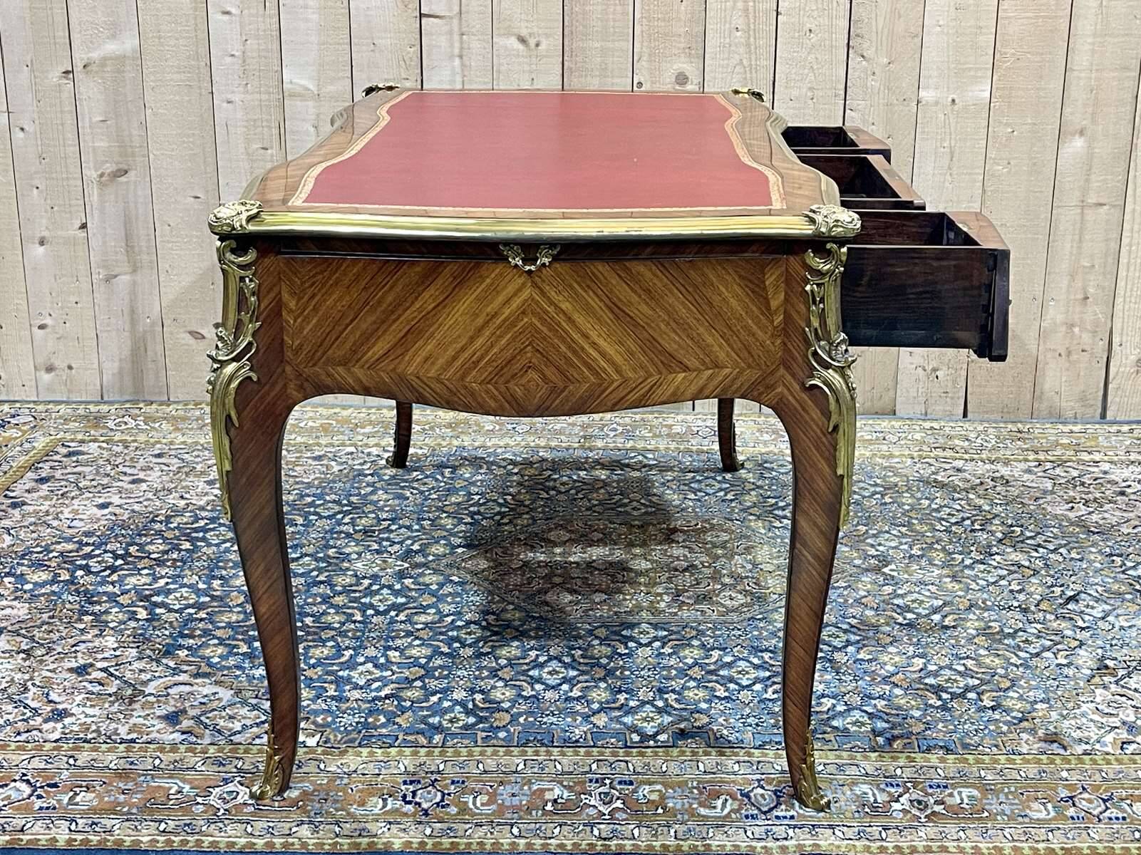 Bureau plat de style régence en placage de bois de rose, travail des années 1950