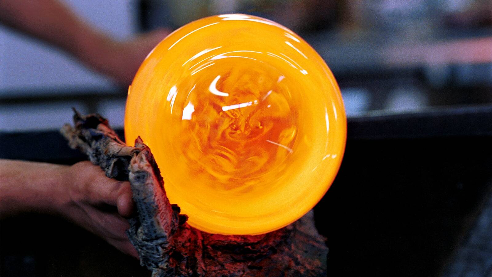 Vase en verre soufflé Verrerie de Biot – Pièce artisanale signée