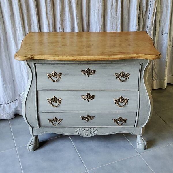 Commode galbée patinée