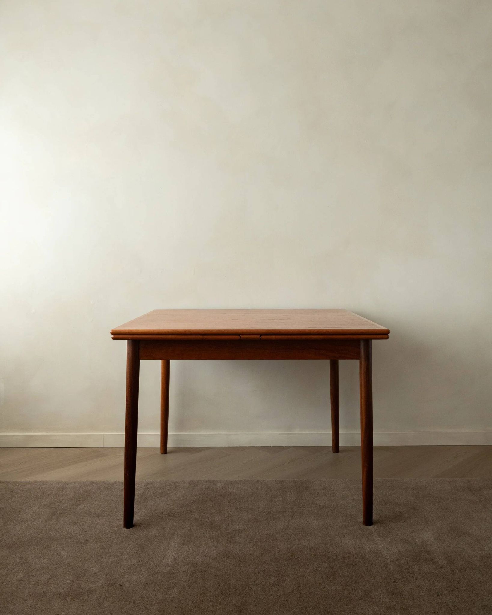 Table à manger extensible en teck moderne danois modèle 24 par Ansager Møbler années 1960.