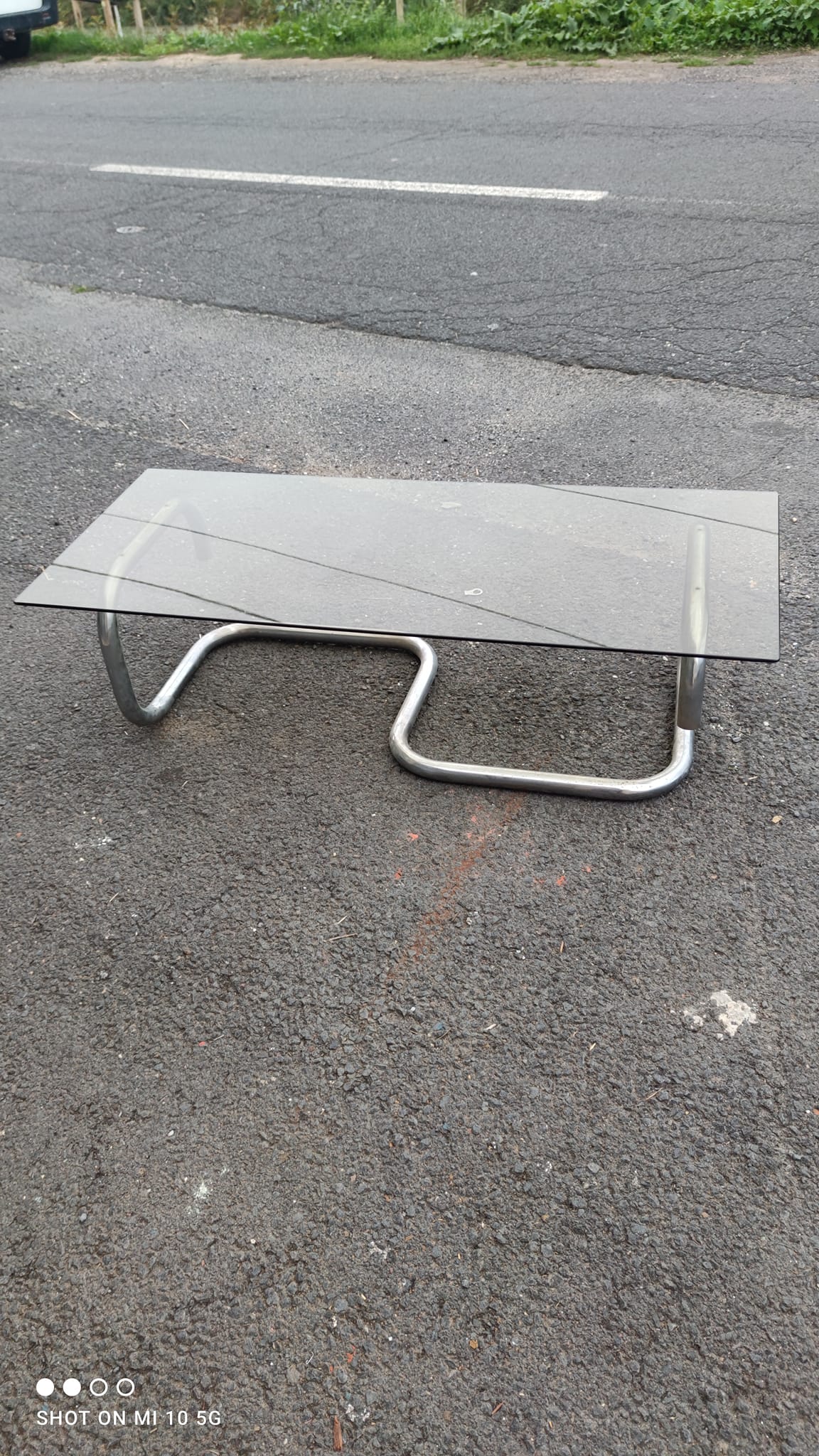 Table basse en acier chromé et verre fumé vers 1970