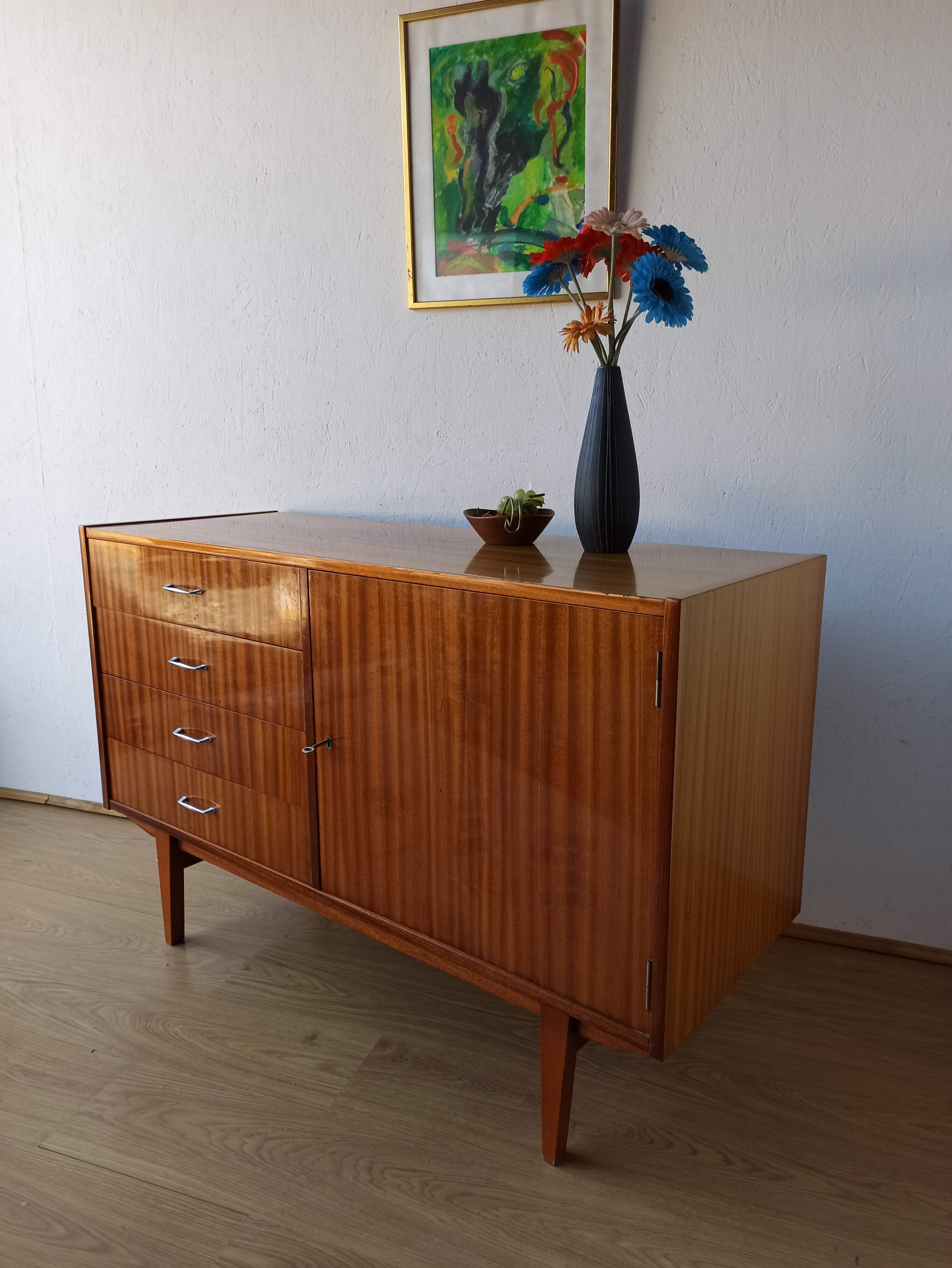 Buffet moderniste des années 1970