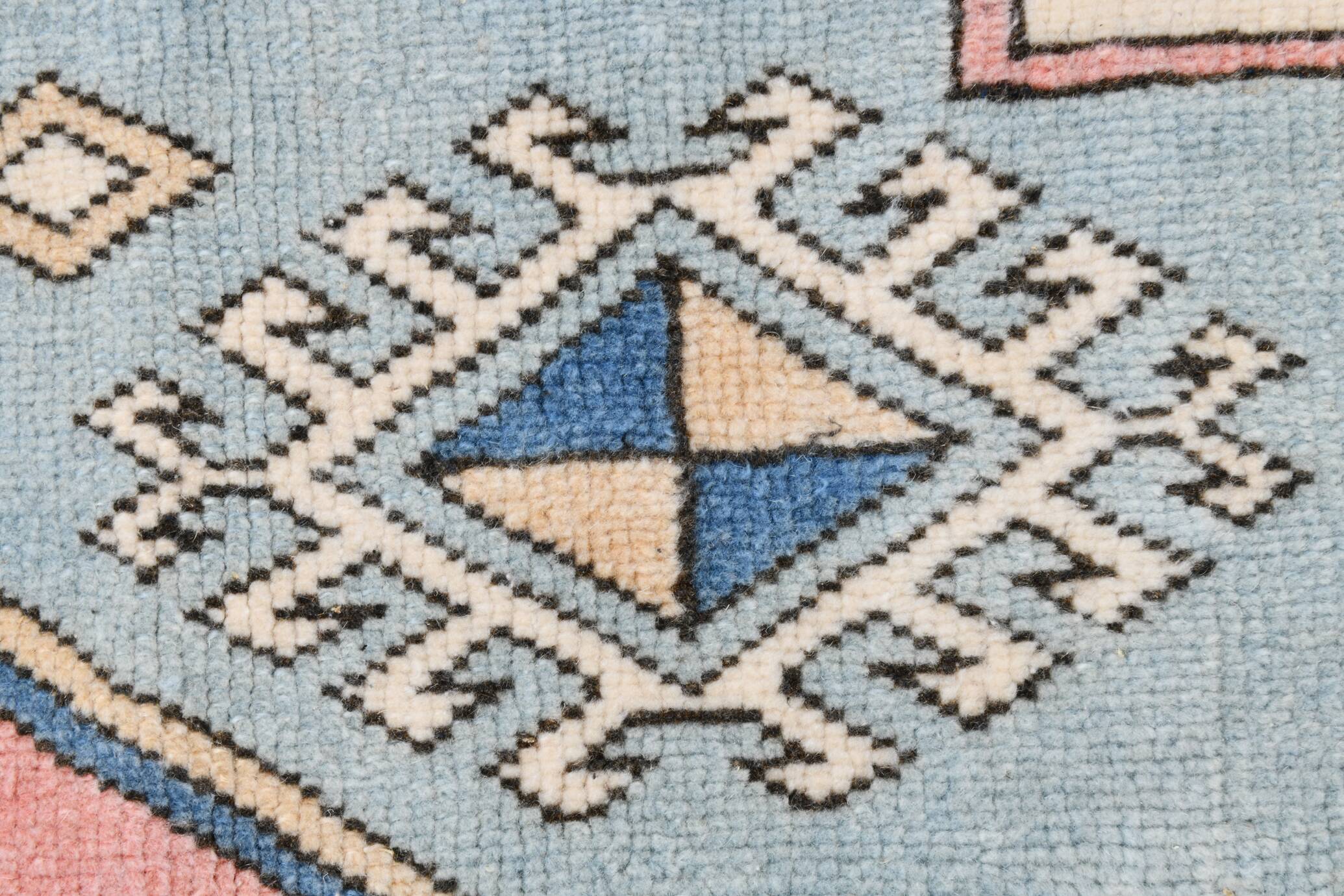 Grand tapis kilim 286x208, tons rose et bleu, motifs tribaux vintage