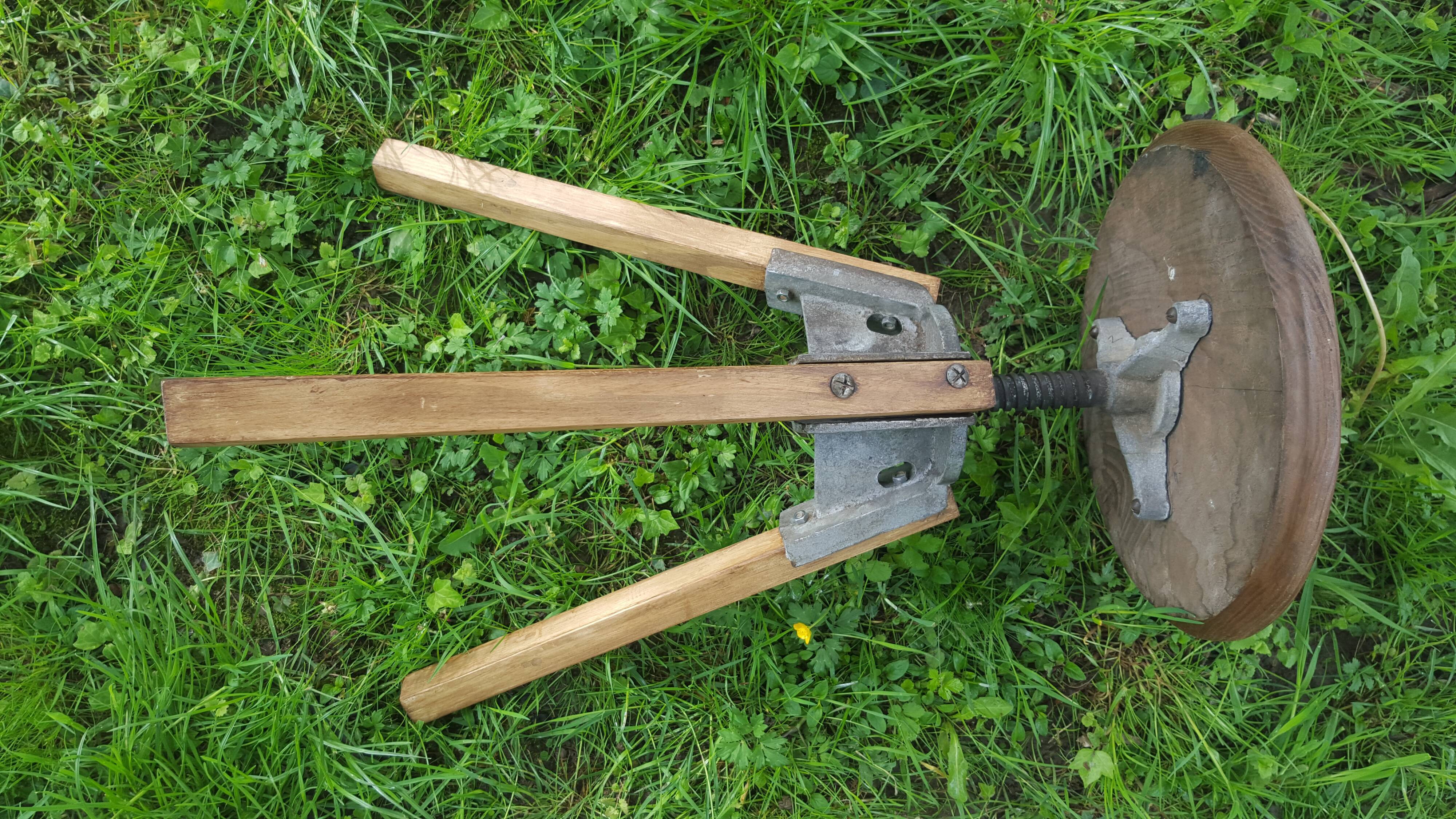 Screw workshop tripod