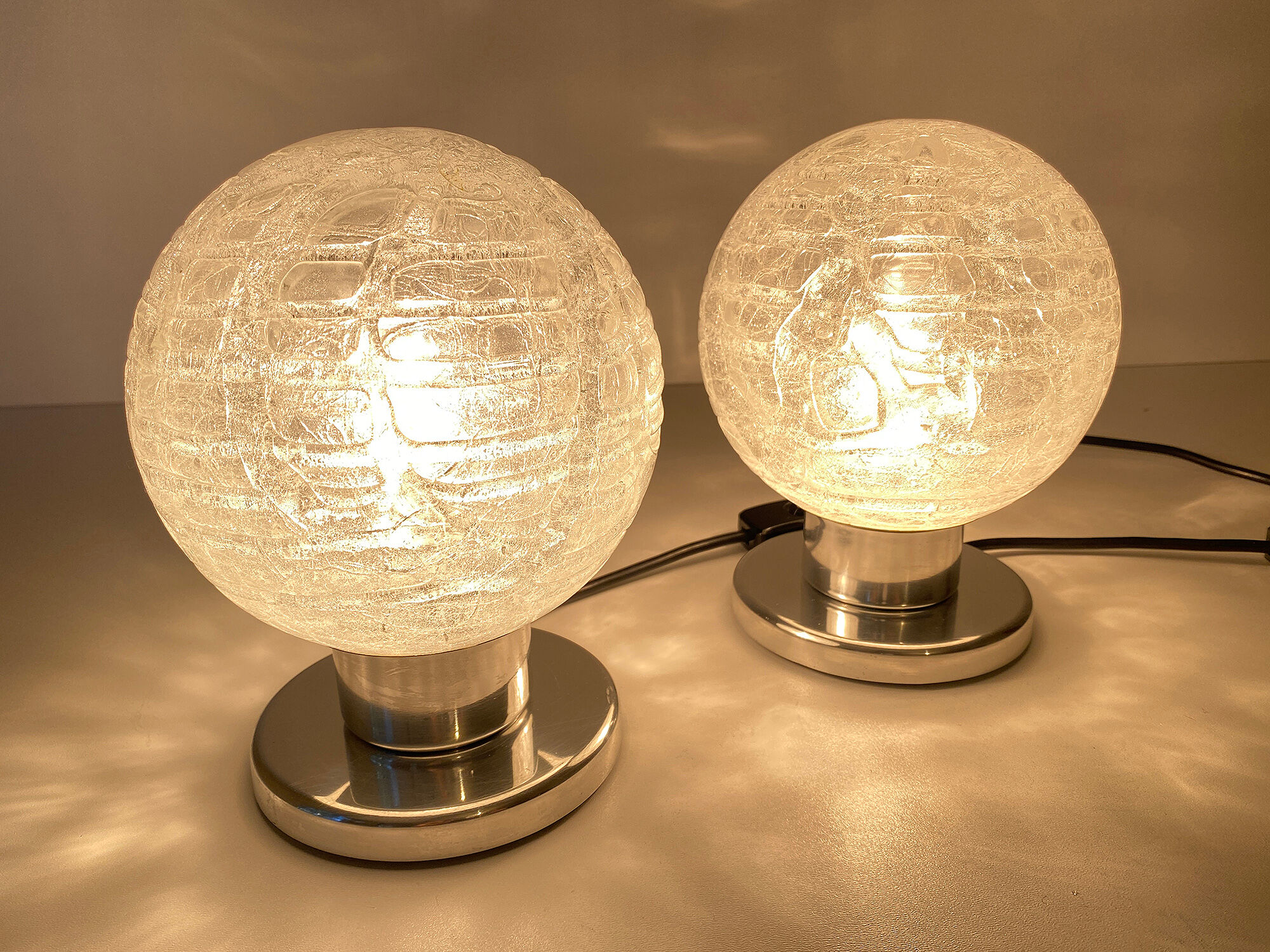 Paire de lampes de table vintage, verre structuré soufflé et chrome, annees 70