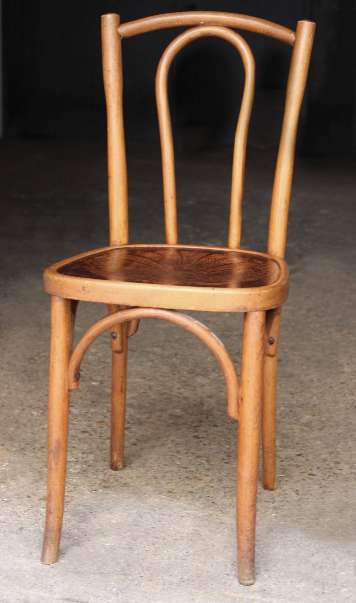 Chaise de bistrot dans sa superbe patine d'origine