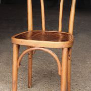 Chaise de bistrot dans sa superbe patine d'origine