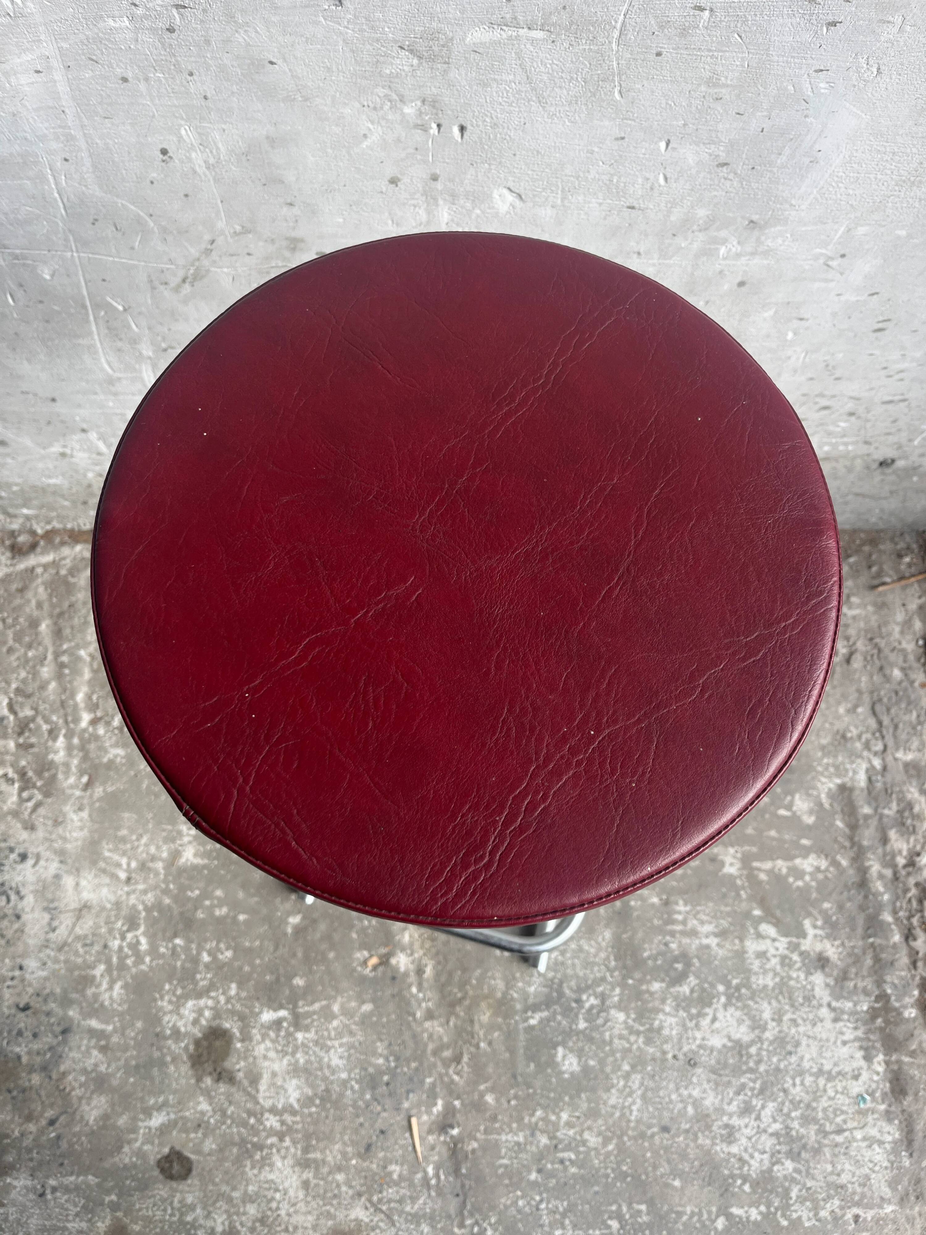 Ensemble de 4 tabourets de bar industriels – sièges bordeaux (années 1980)