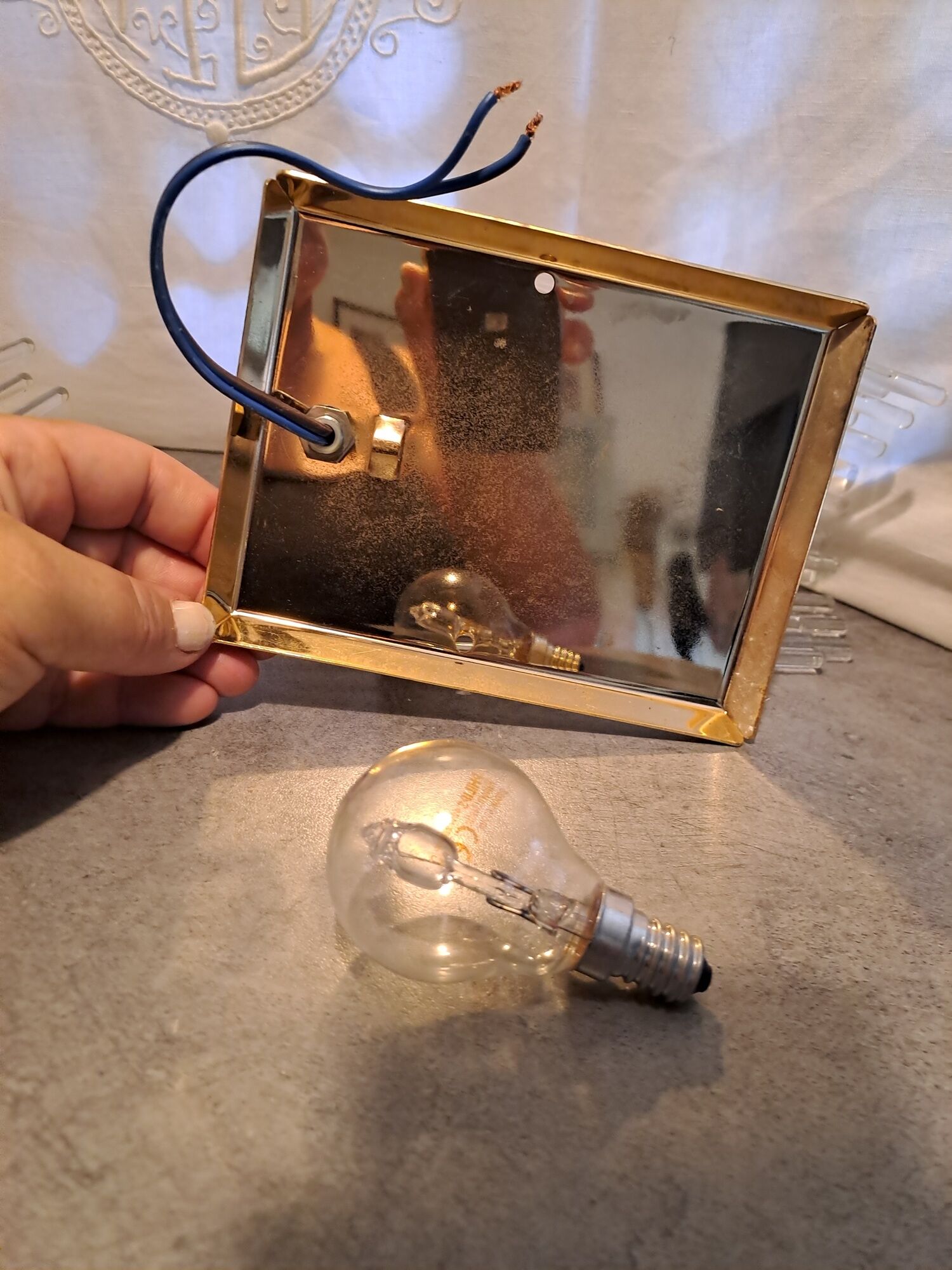 Pair of wall lights with hanging glass pendants in gold color