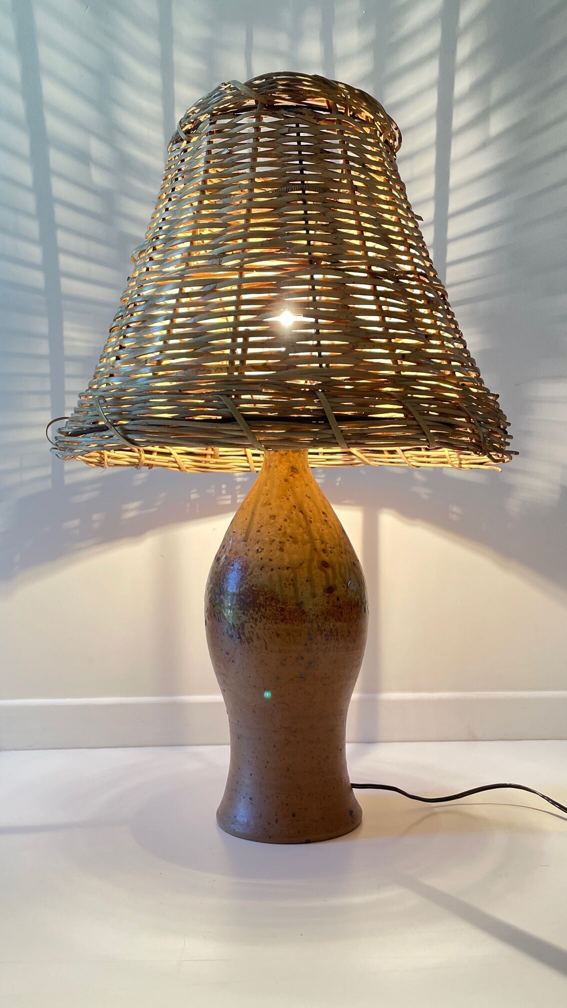 Artisanal lamp in vintage enamelled stoneware and rattan