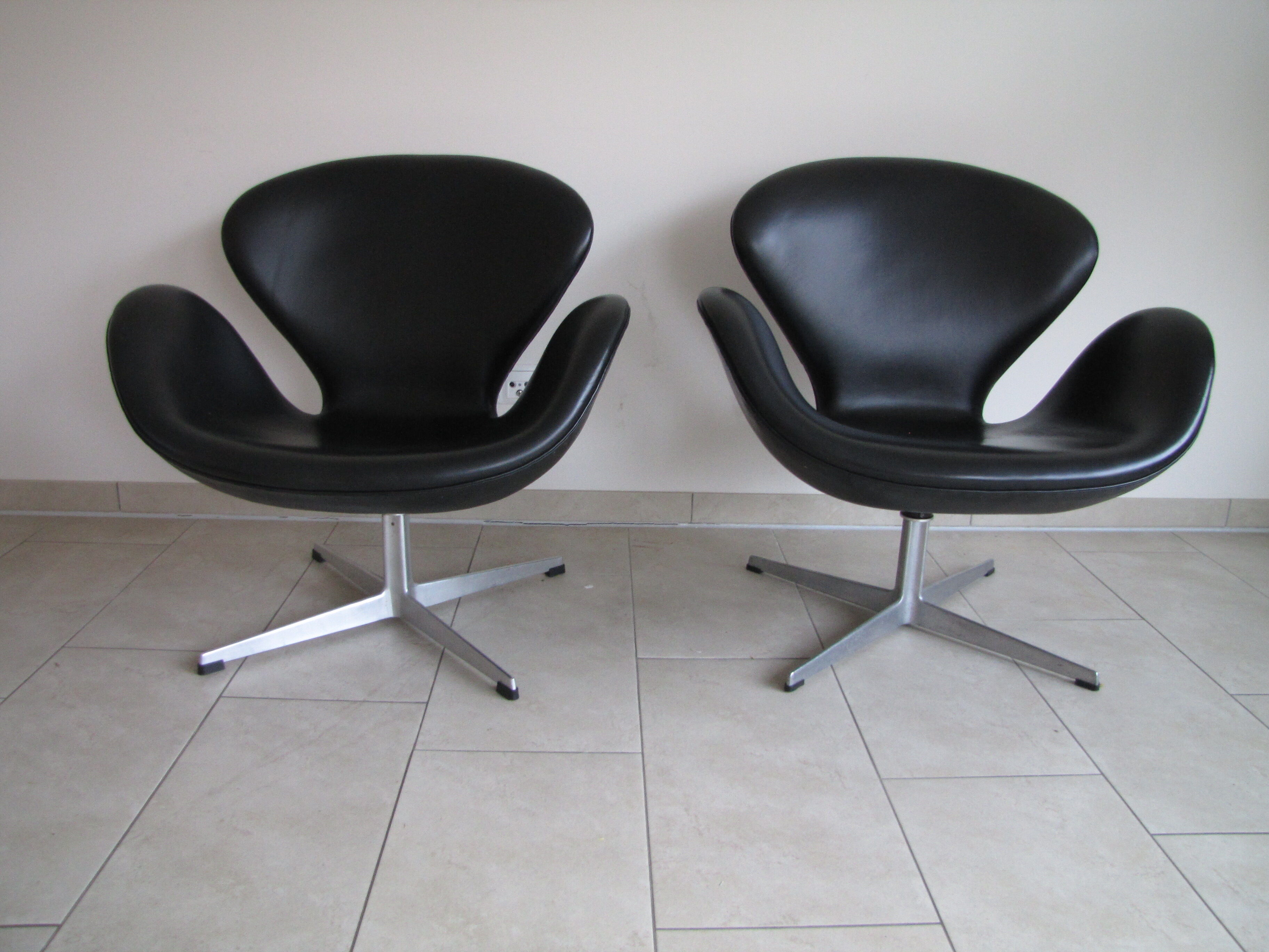 Swan armchairs in black leather by Arne Jacobsen for Fritz Hansen