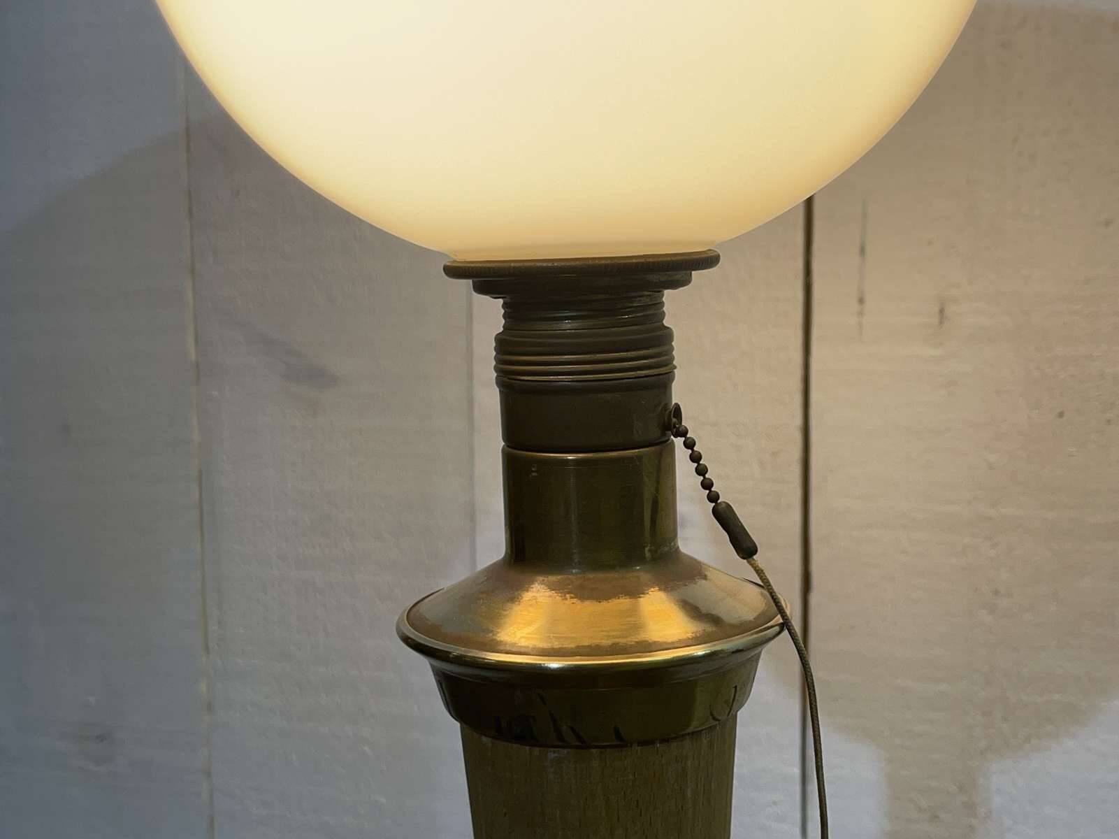 Lampe Mazda des années 1960, piétement en tôle et tronc en bois