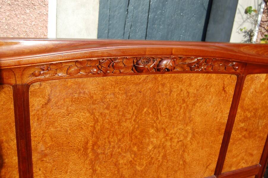 Art Nouveau period bed in mahogany and elm burl from the 1900s