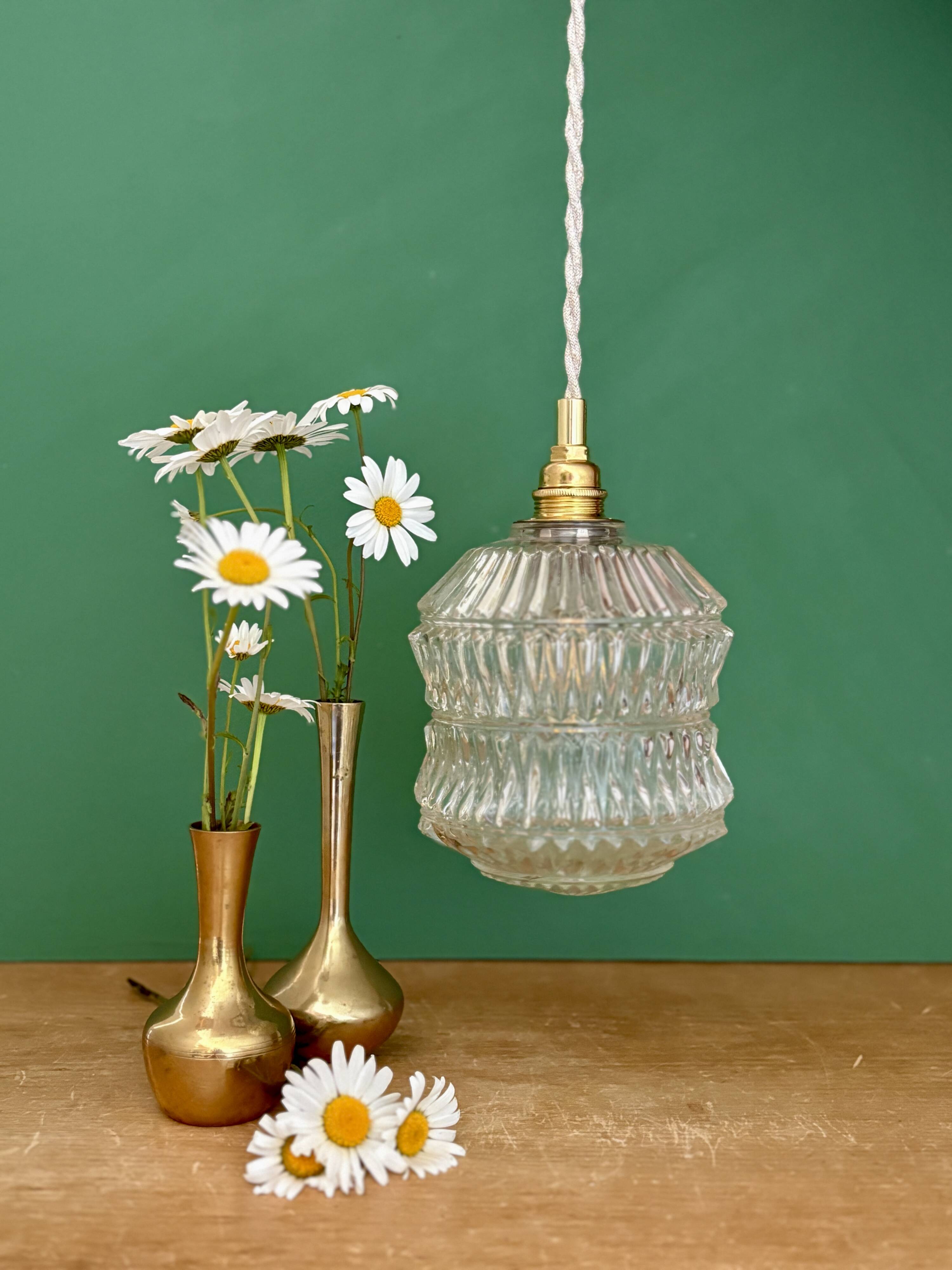 Suspension globe vintage en verre moulé