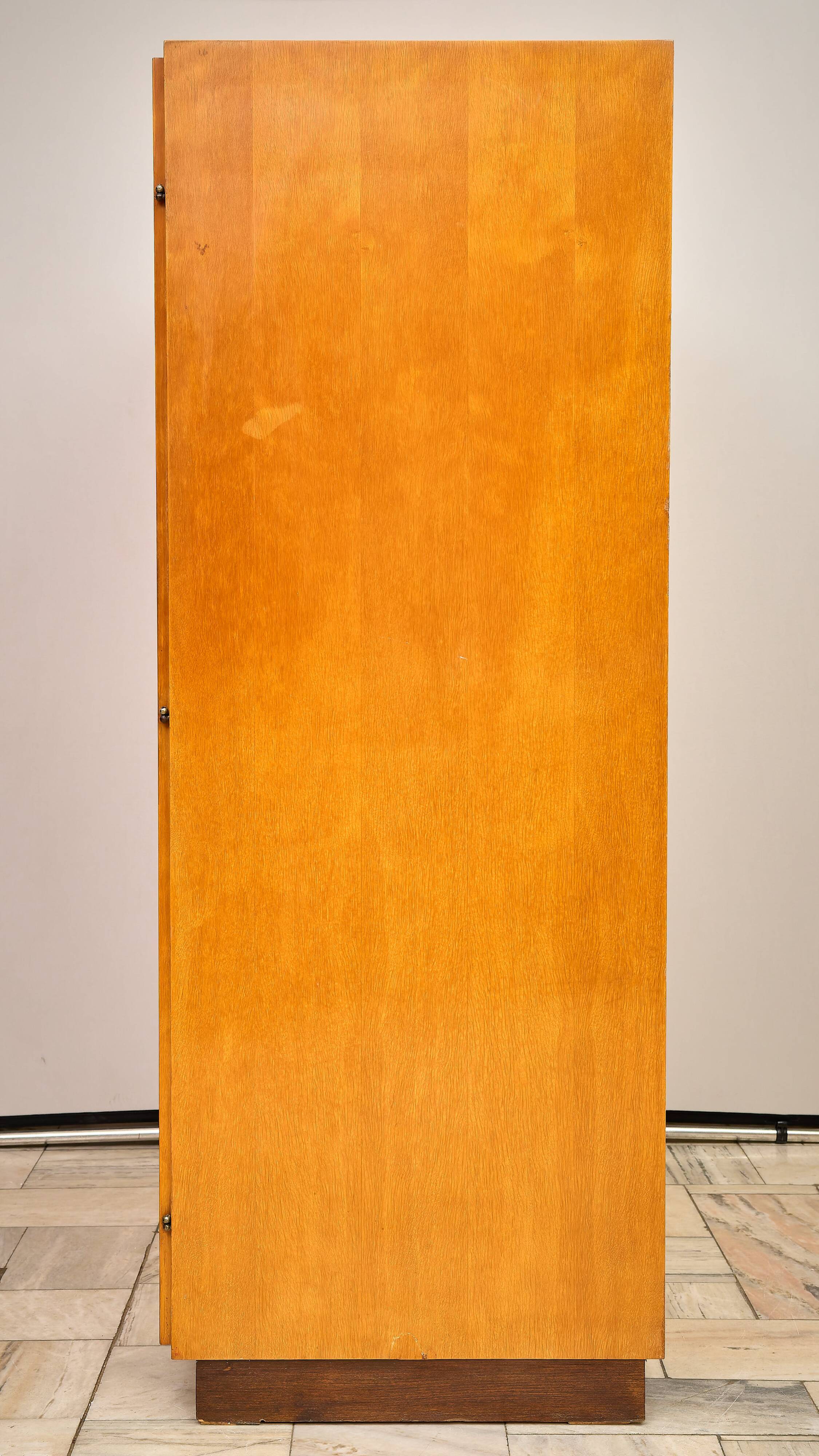 Armoire à deux portes conçue par Mojmír Požár, Tchécoslovaquie, années 1960.
