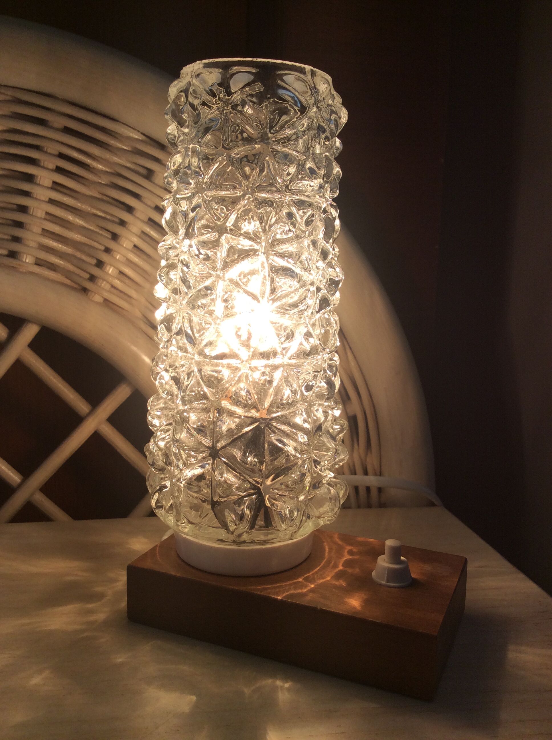 Lampe scandinave années 60-70 en bois et verre moulé