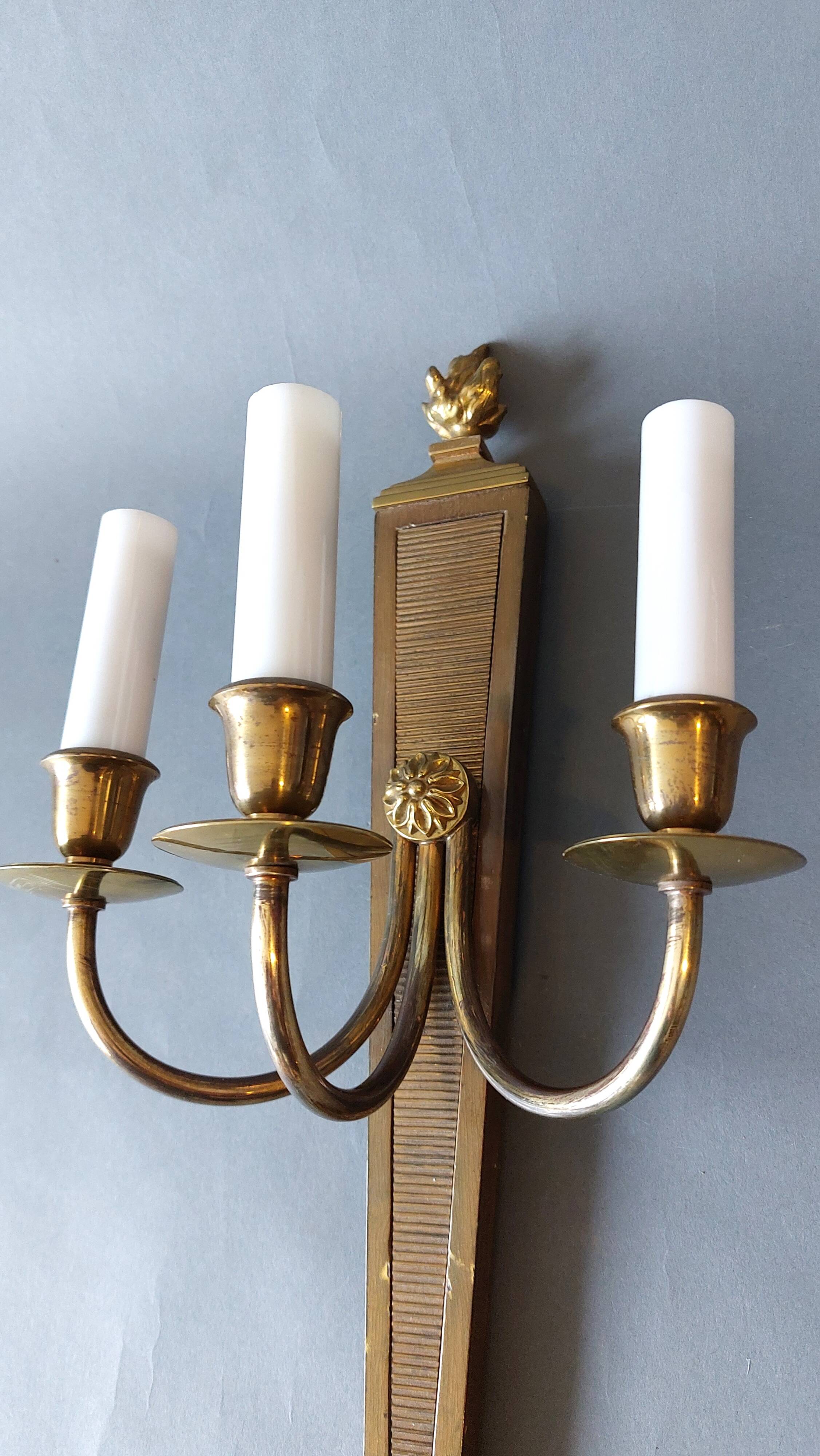Wall lamp in the shape of a 1940 quiver with three arms, gilded brass and solid mahogany.