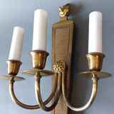 Wall lamp in the shape of a 1940 quiver with three arms, gilded brass and solid mahogany.