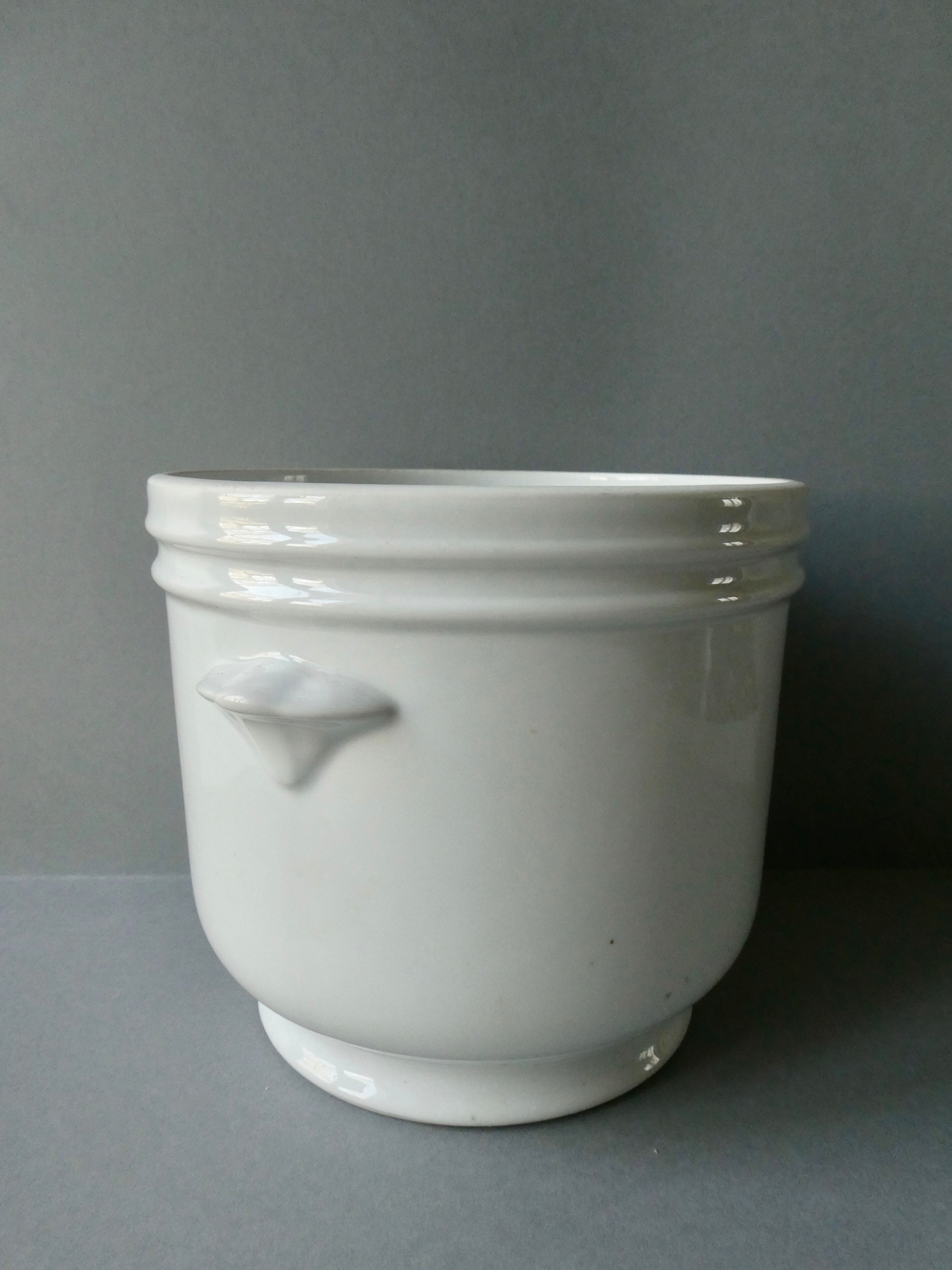 Cache pot en porcelaine blanche