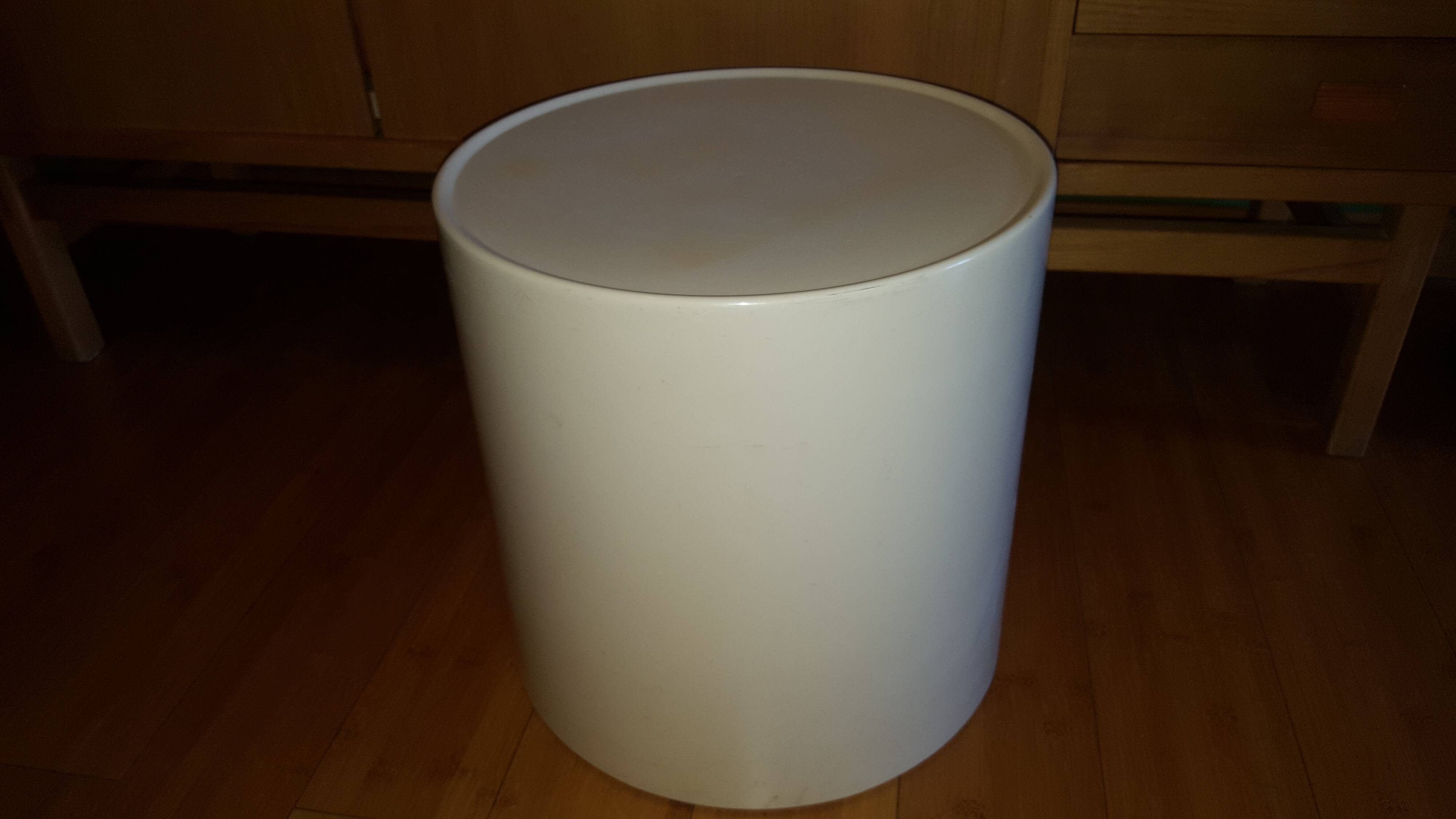 Table basse studio Artemide , modele Giano, design Emma Gismondi Schweinberger