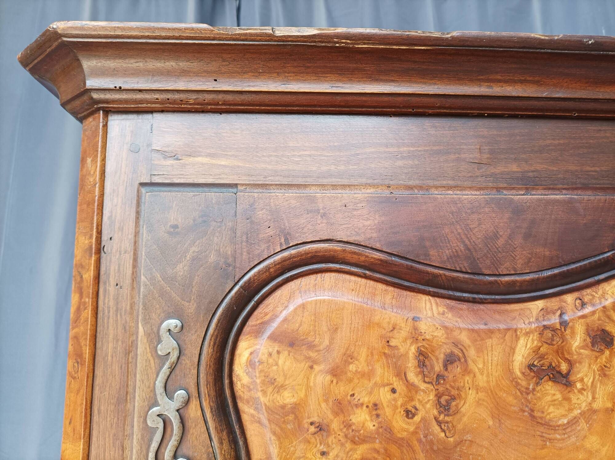 Standing man Louis XV in walnut and ash burl