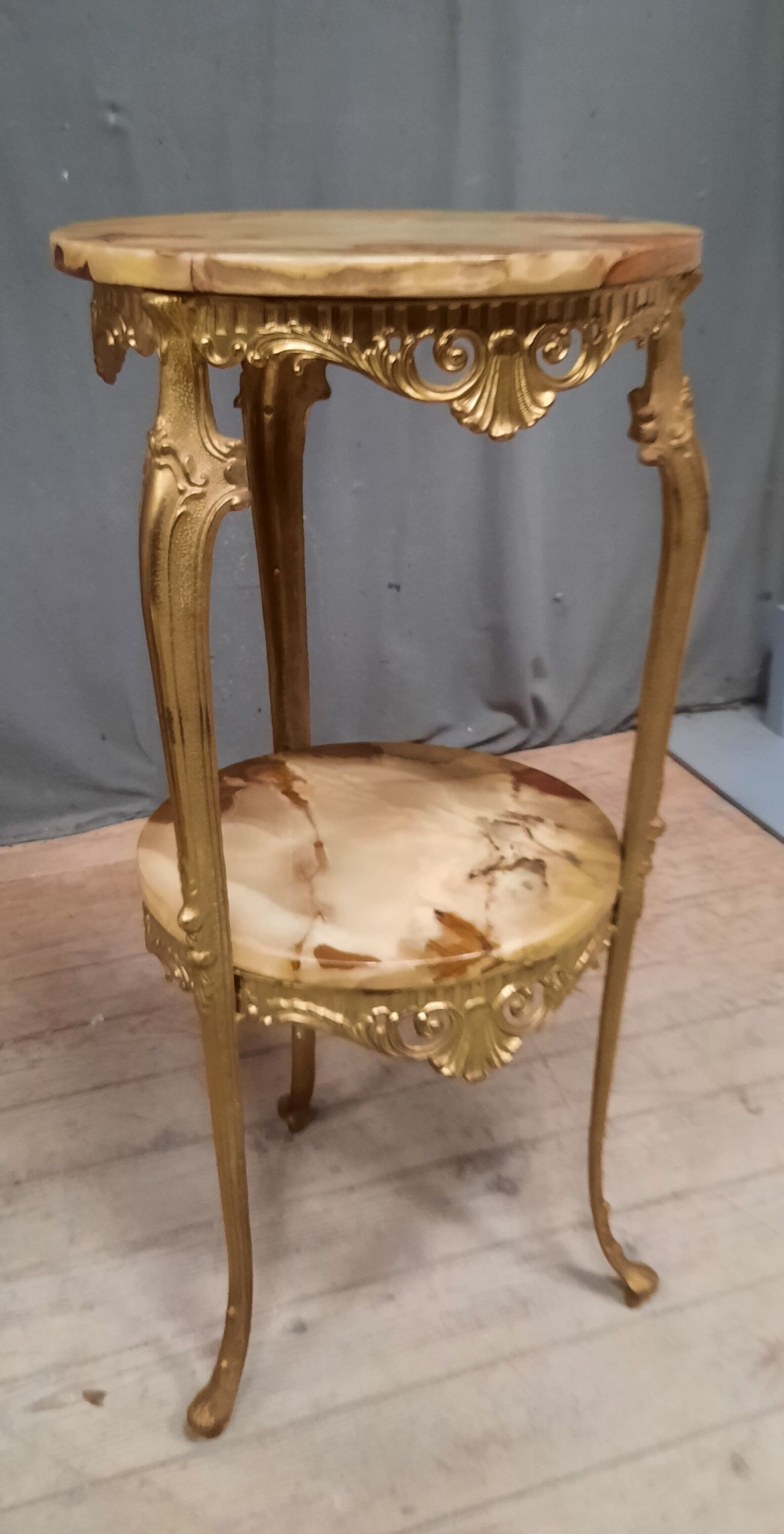 Selette metal and onyx