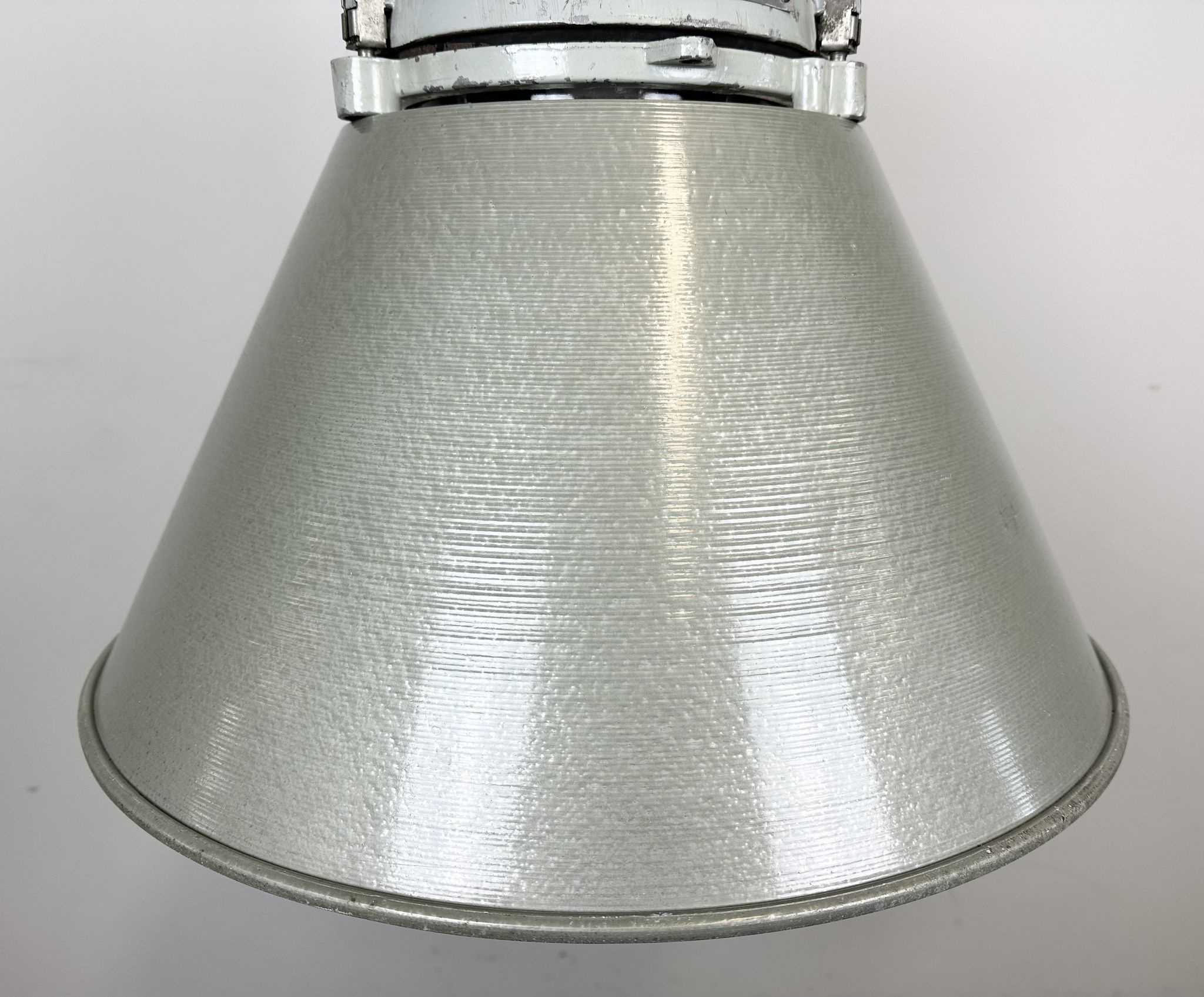 Lampe antidéflagrante industrielle avec abat-jour en aluminium d’Elektrosvit, années 1970