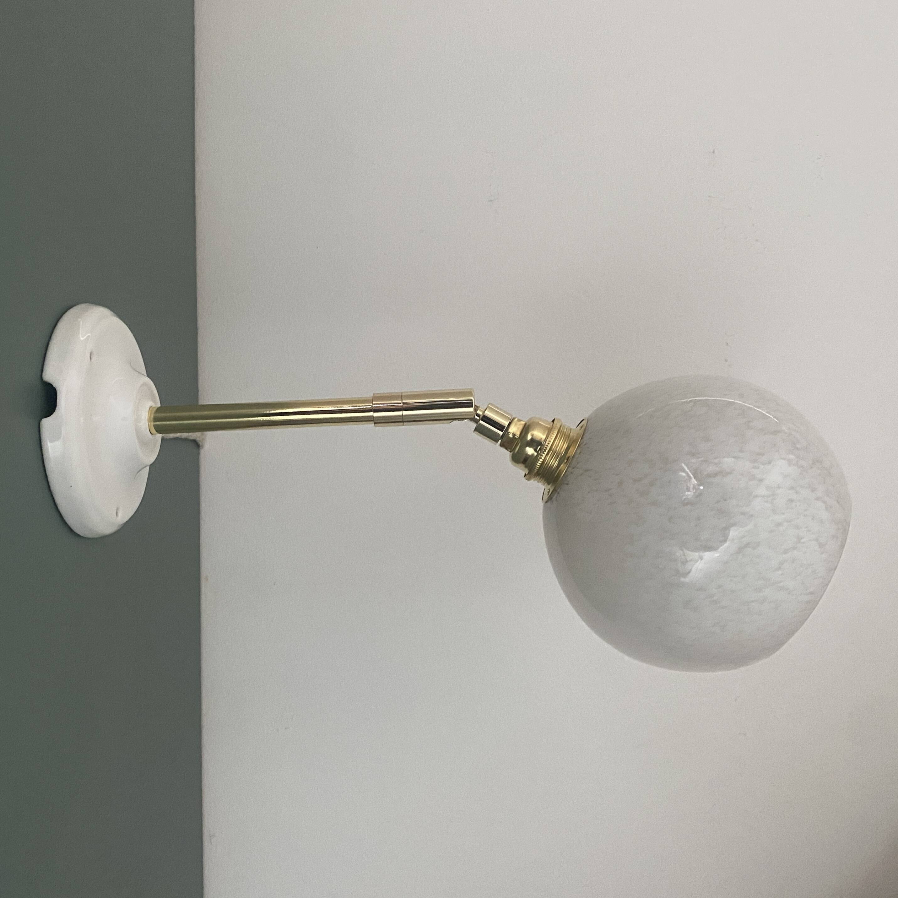 Applique globe vintage en verre de Clichy blanc