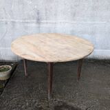 Round folding table