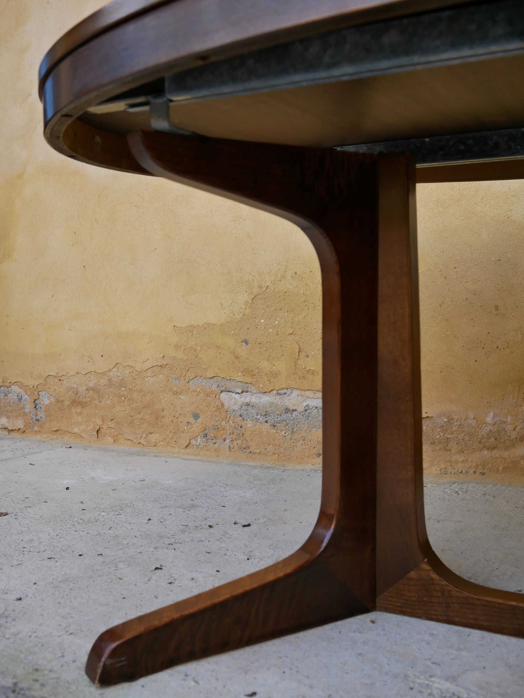 Oval dining table extendable by Baumann