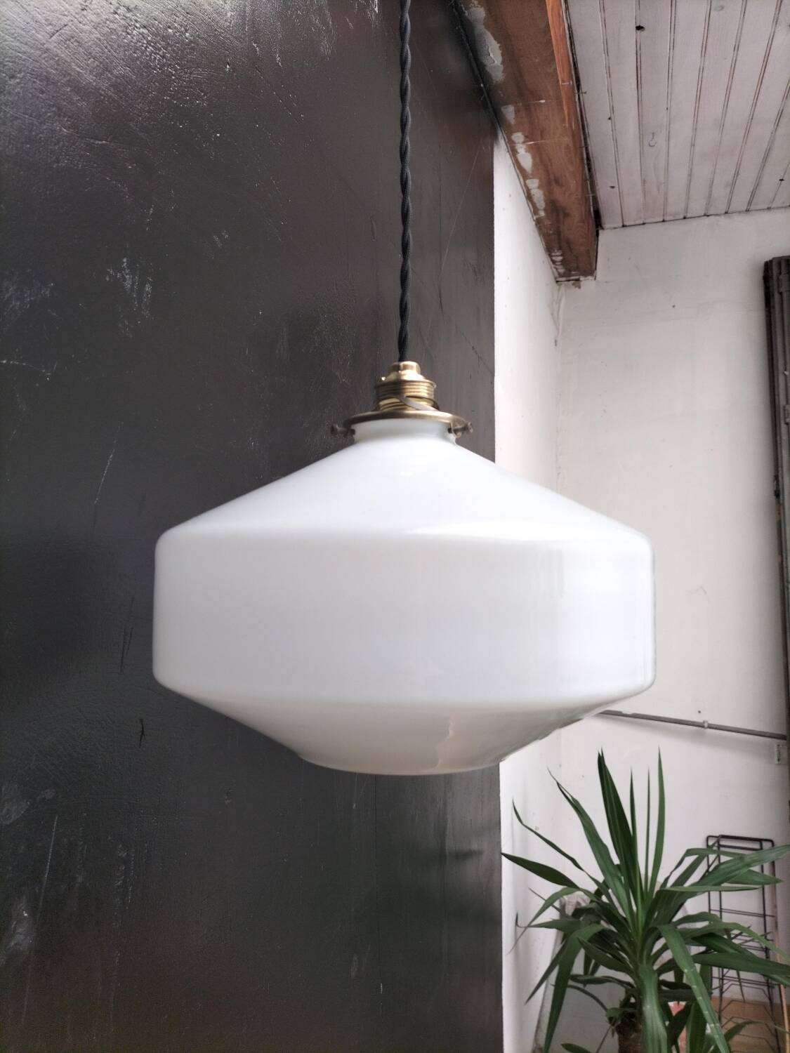 Opaline suspension