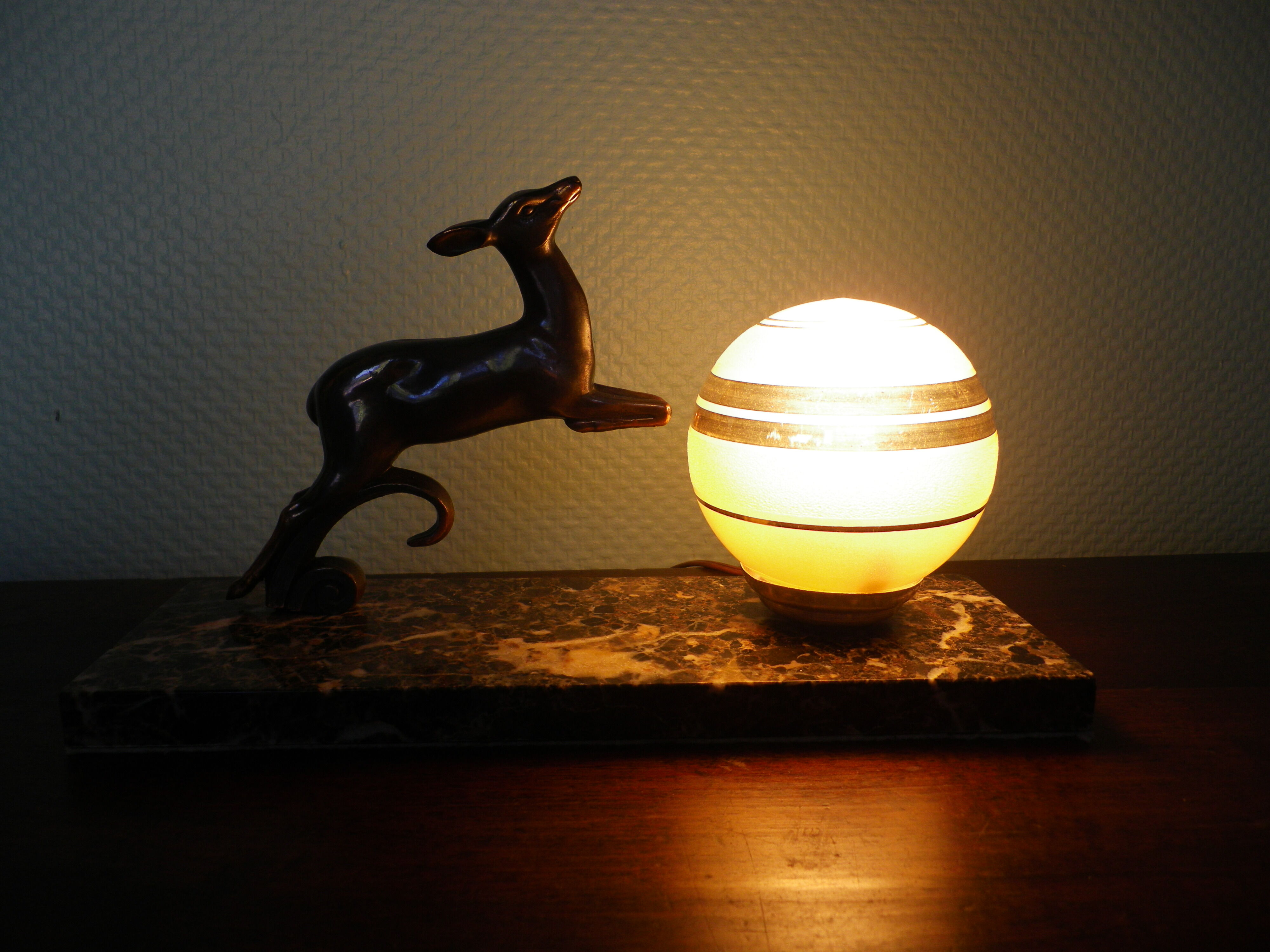 Art deco table lamp, marble, opaque glass and granite, animal in bronze patinated regulator