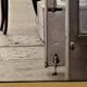 Chat & cireur – NYC 1960 Funny look, raw scene. A cult street moment.