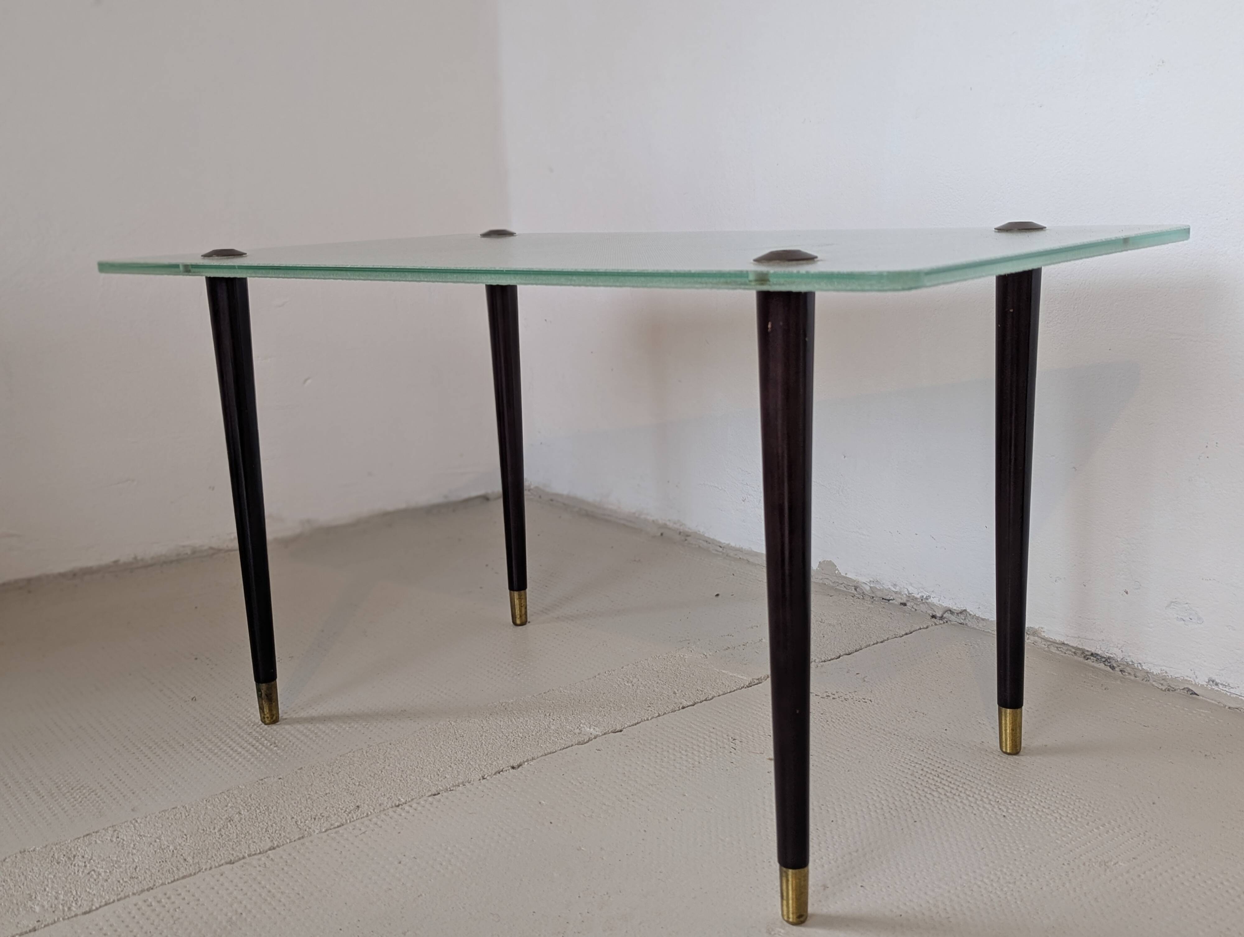 Table basse vintage en bois, verre et laiton