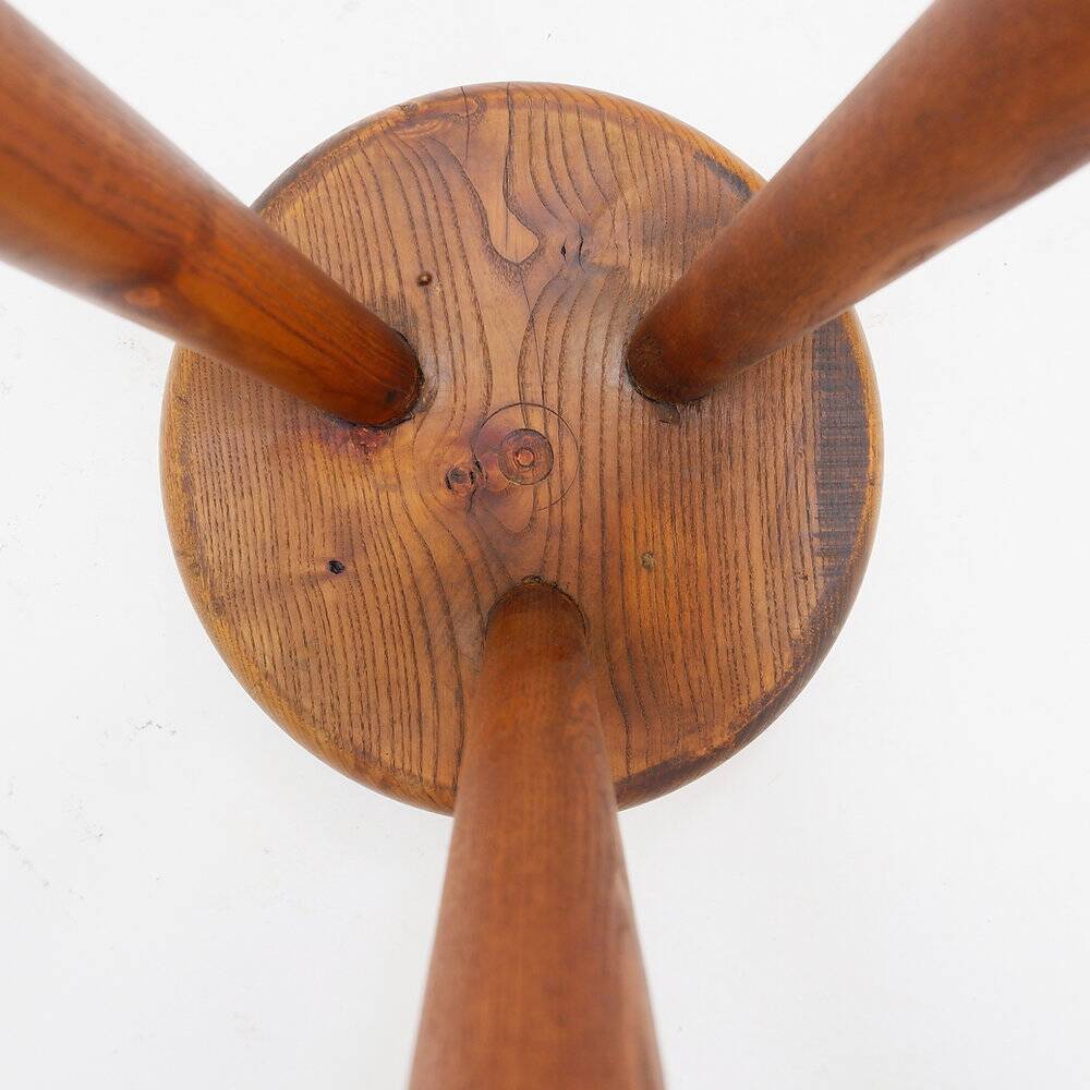 Brutalist tripod stool in solid wood, around 1960.