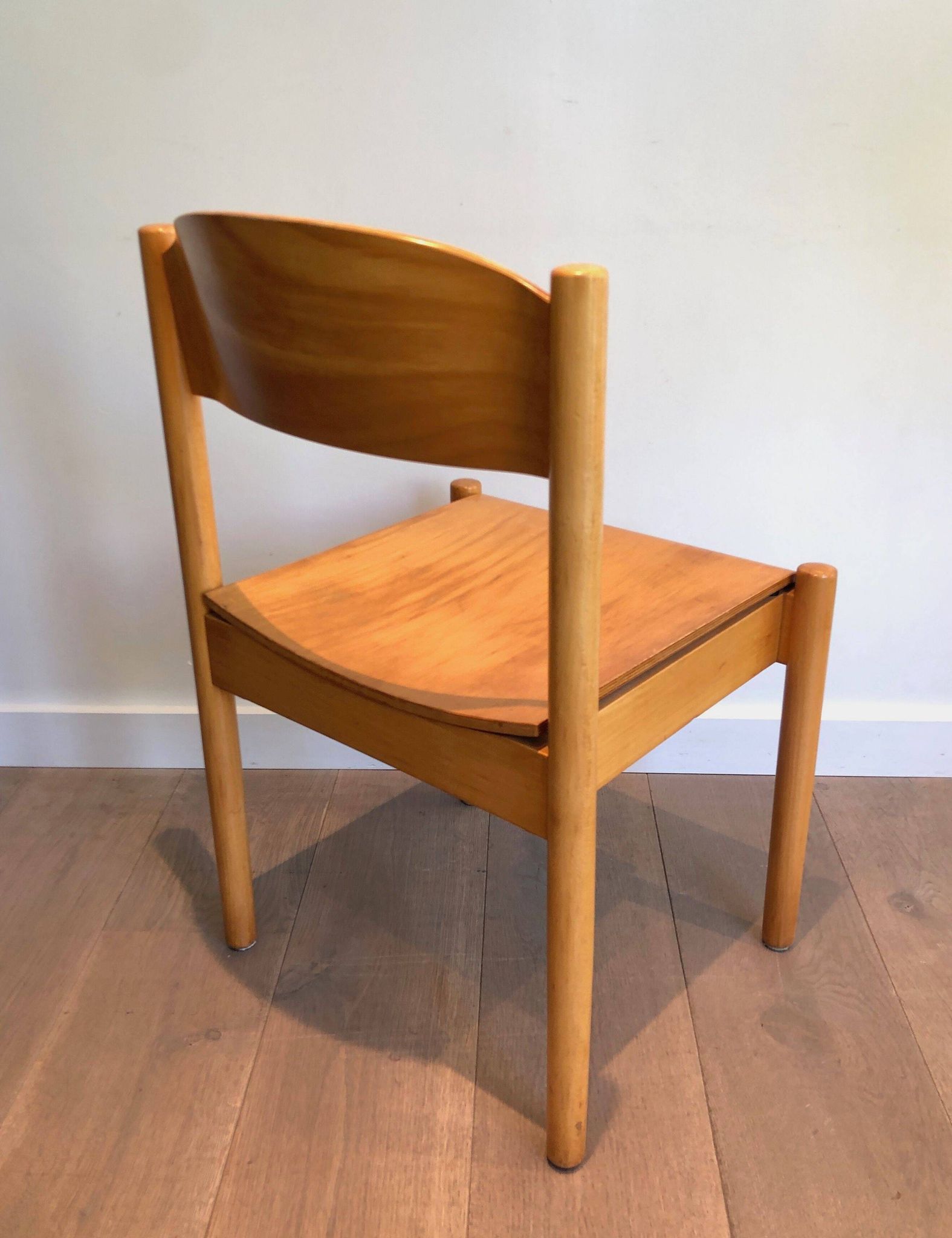 Suite de 6 chaises empilables en sapin