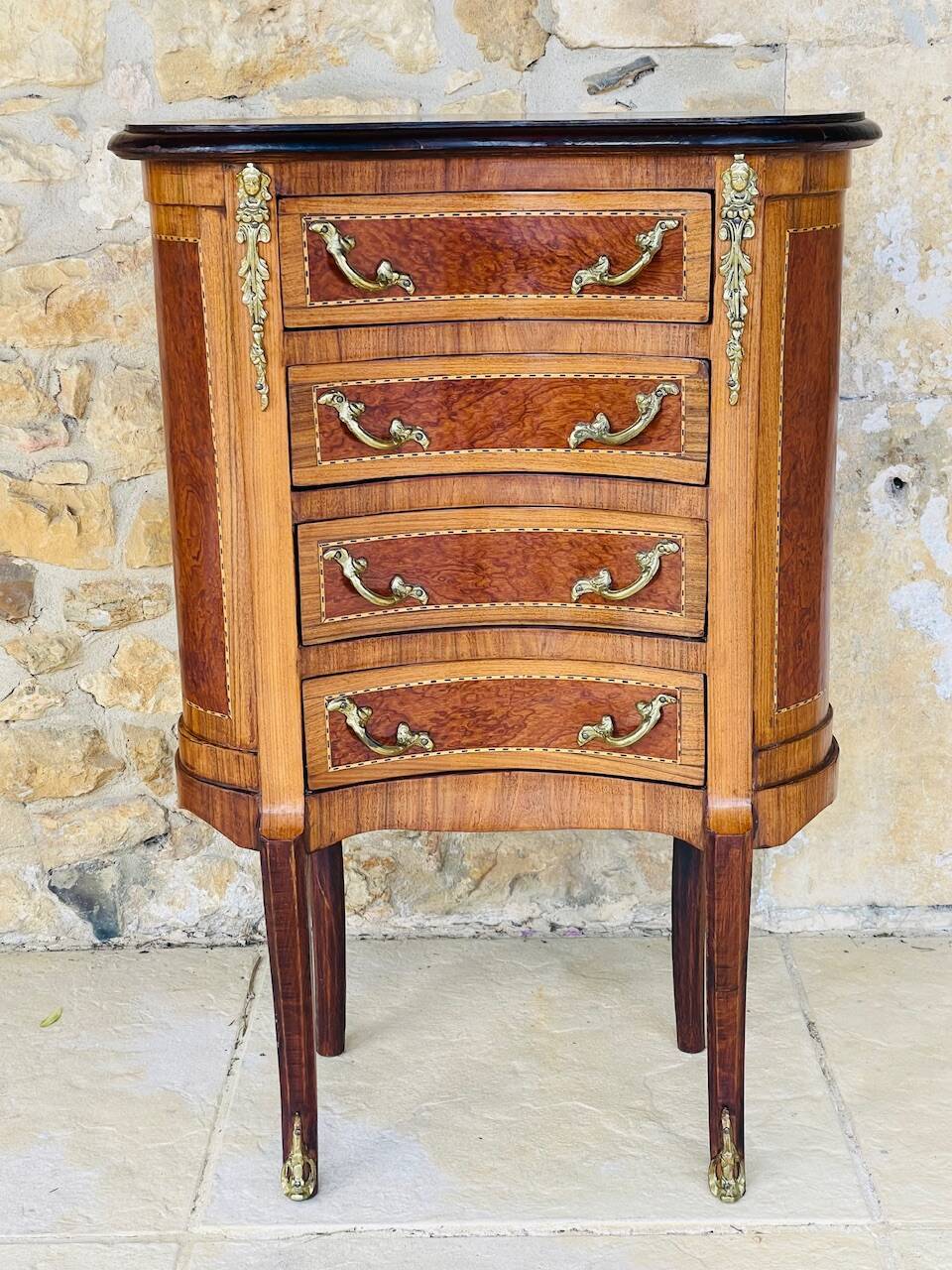 Commode style Louis XV en loupe d'orme et noyer