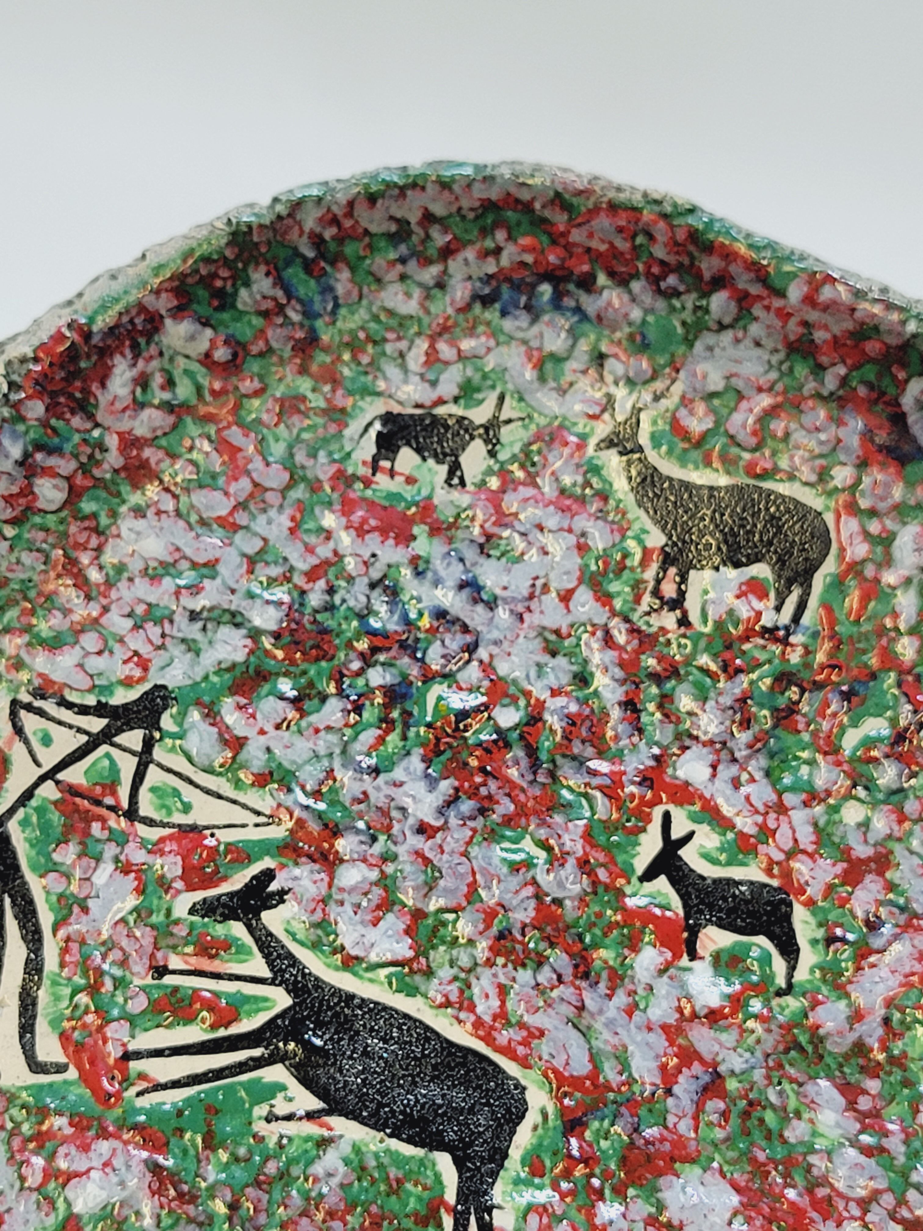 Decorative plate in glazed ceramic plaster? Prehistoric hunting décor