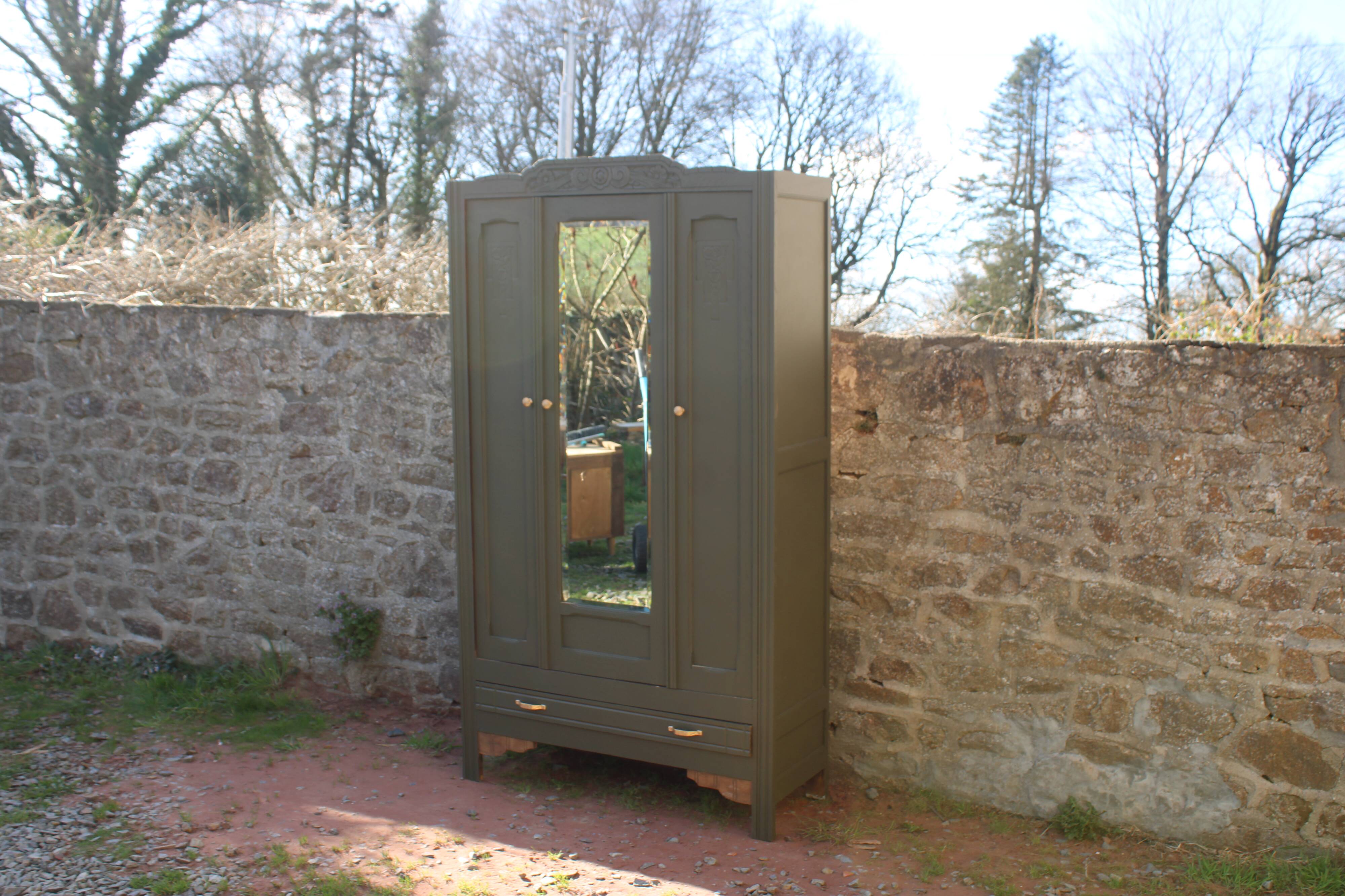 Art Deco wardrobe with three doors – Kaki Barda (Liberon)