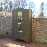 Art Deco wardrobe with three doors – Kaki Barda (Liberon)