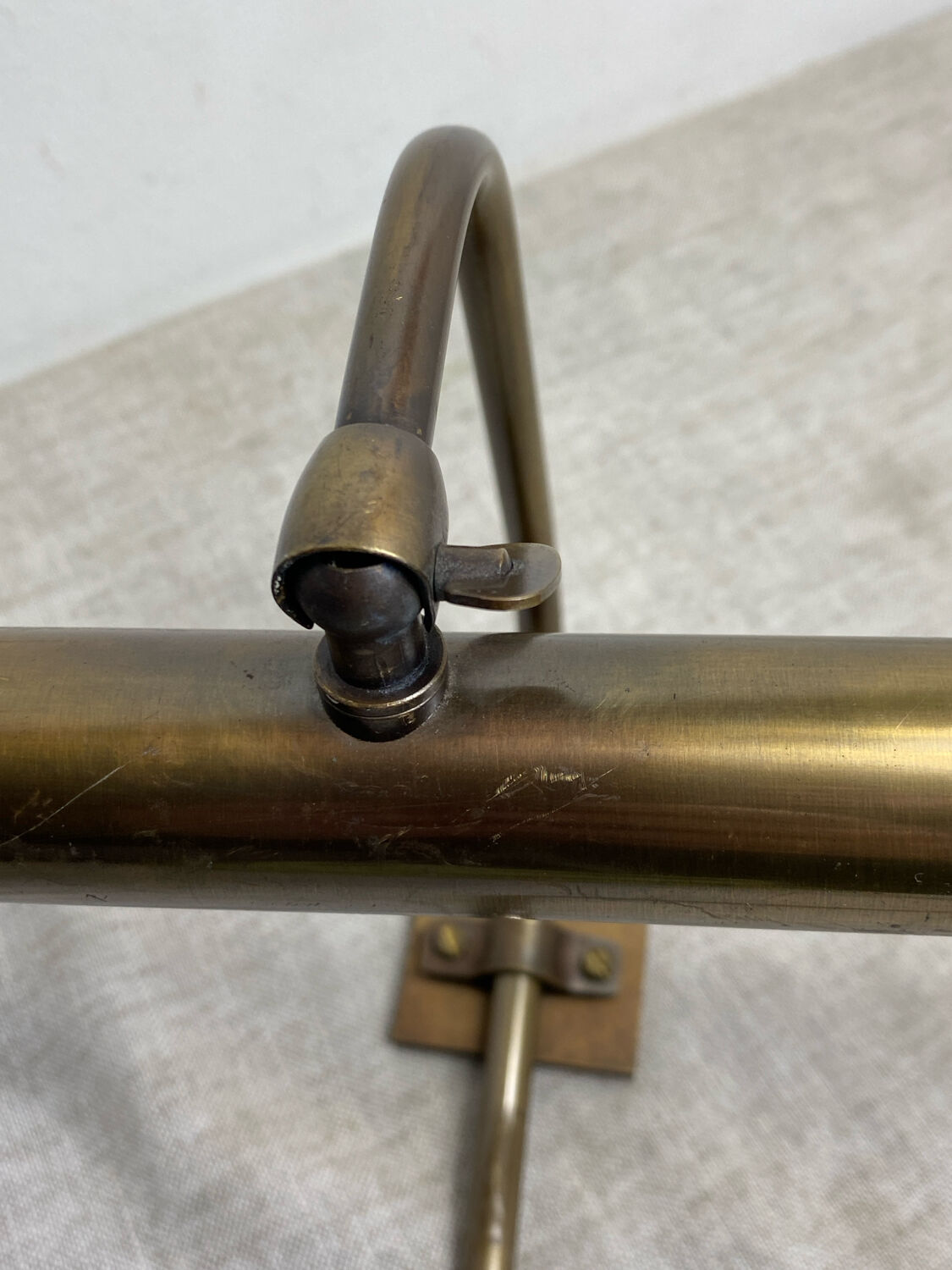 Wall light, picture light, in brass.