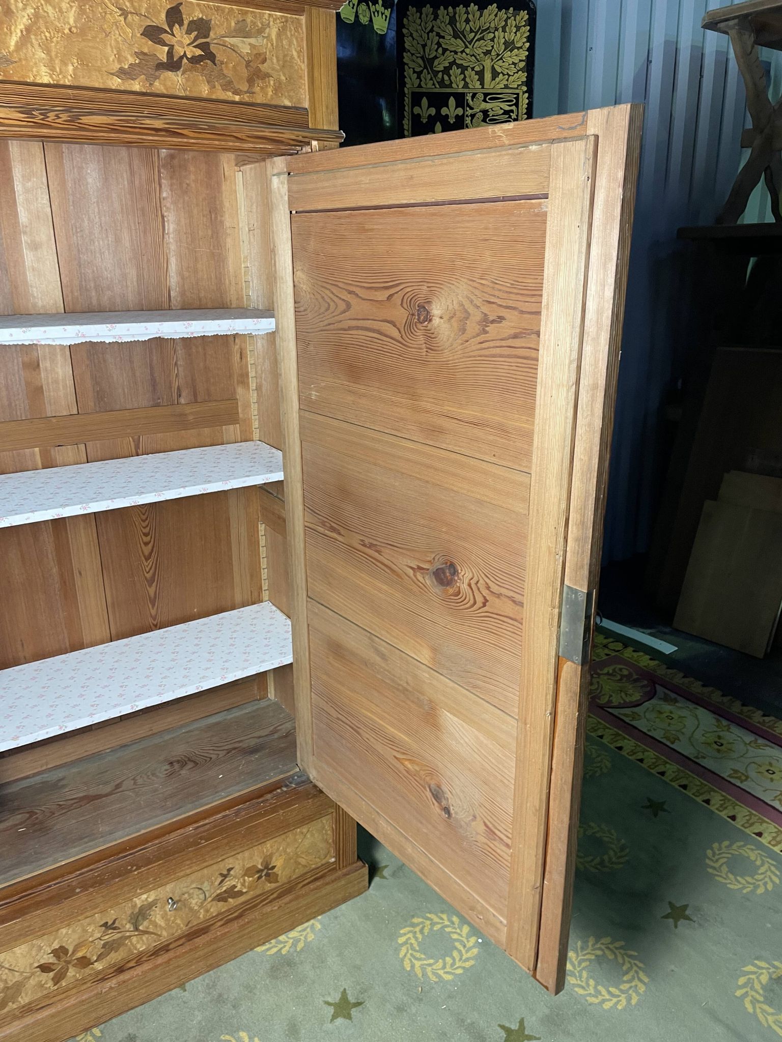 Armoire à glace en pitchpin et marqueterie