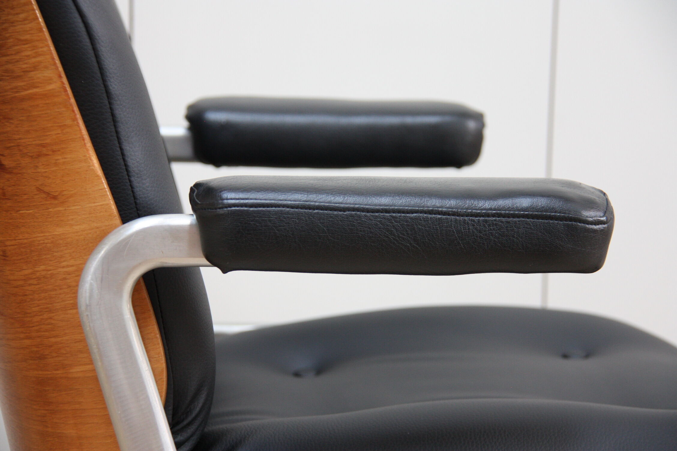 Vintage swivel office armchair in black leather and wood by Giroflex 60s